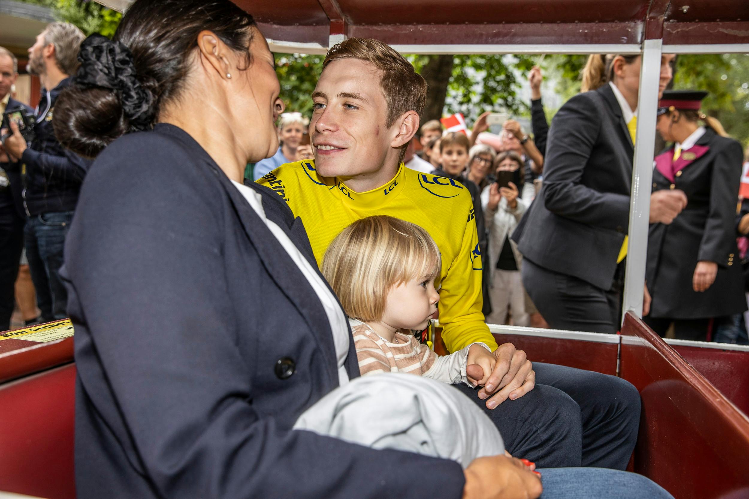 Lille   Frida , 4, undgik heldigvis at se sin far styrte.