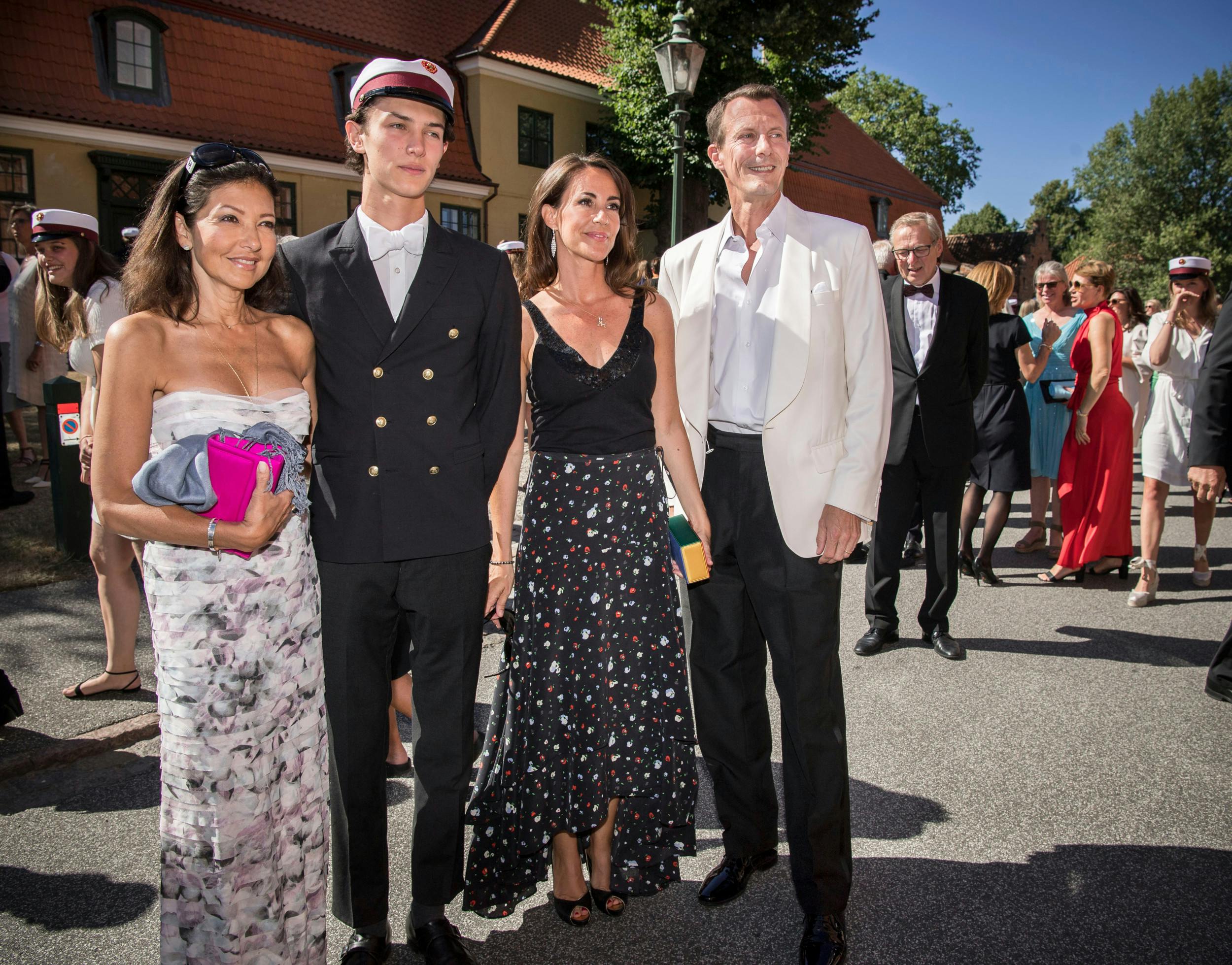 Nikolai med sine forældre grevinde Alexandra og prins Joachim samt bonusmor prinsesse Marie , da han fik studenterhuen – bag Joachim skimtes Anders Thoustrup.