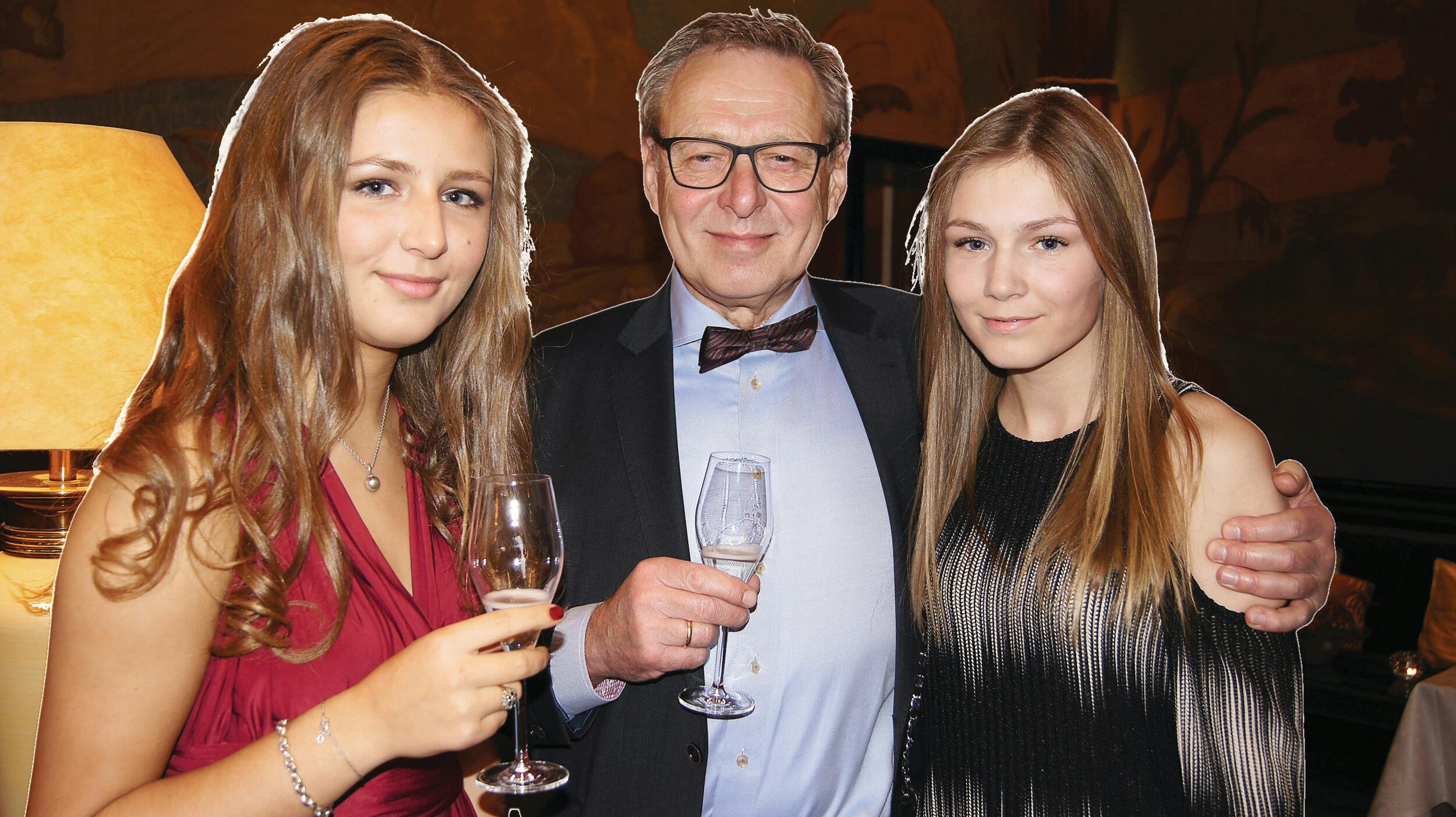En stolt far, Anders Thoustrup , 75, med sine døtre Benedikte , 25, og Regitse , 23.