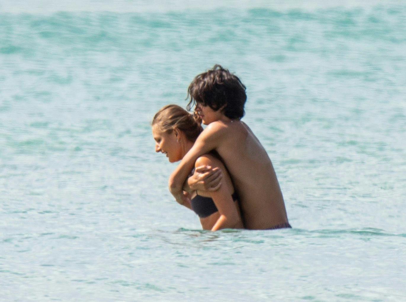 Nikolai holder godt fast på sin guldfisk Benedikte på et af deres eventyr i Australien.