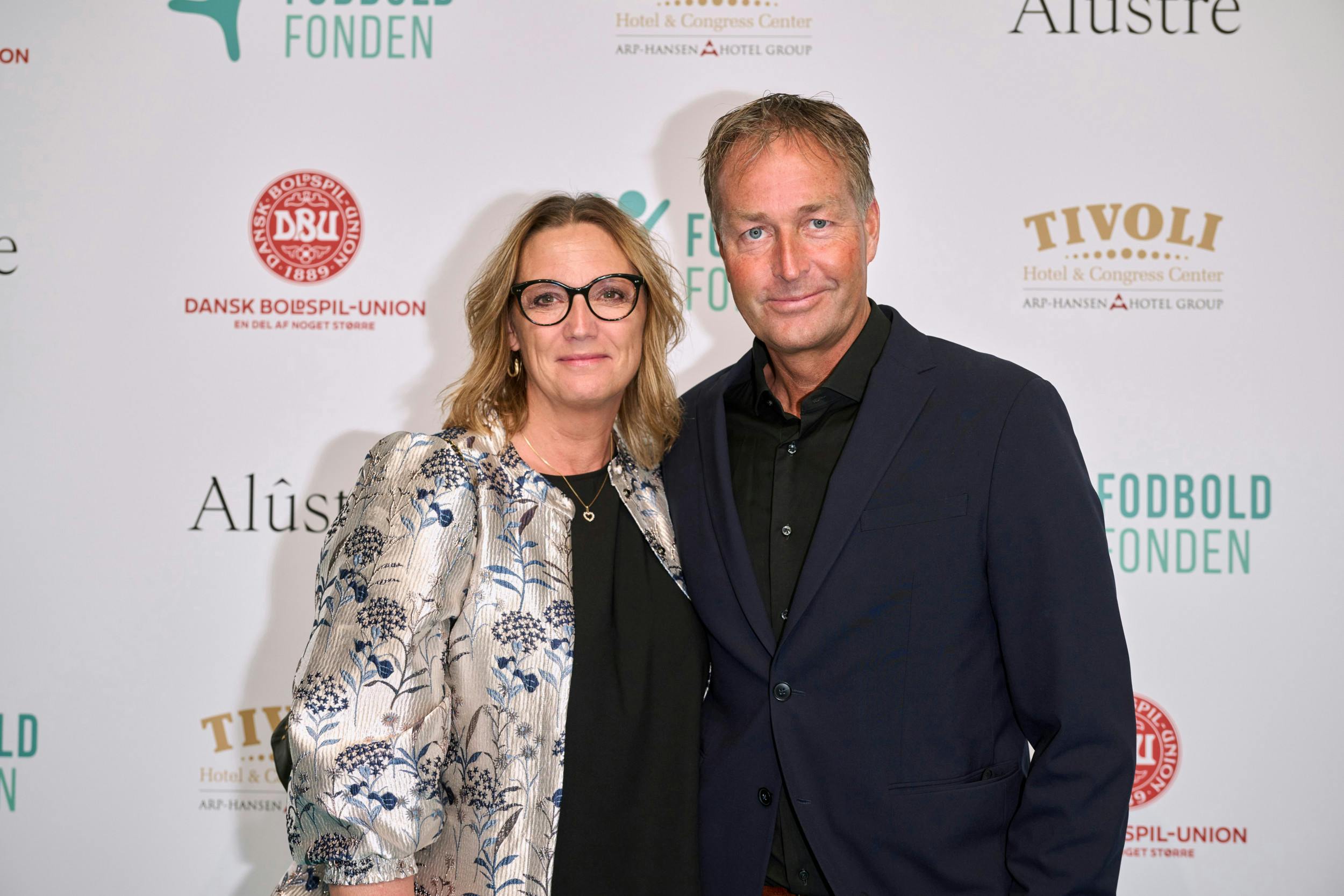 I 1992 mødtes  Vibeke   og Kasper Hjulmand på en højskole, og sød musik opstod. 32 år og tre børn senere valgte parret så at gå fra hinanden.