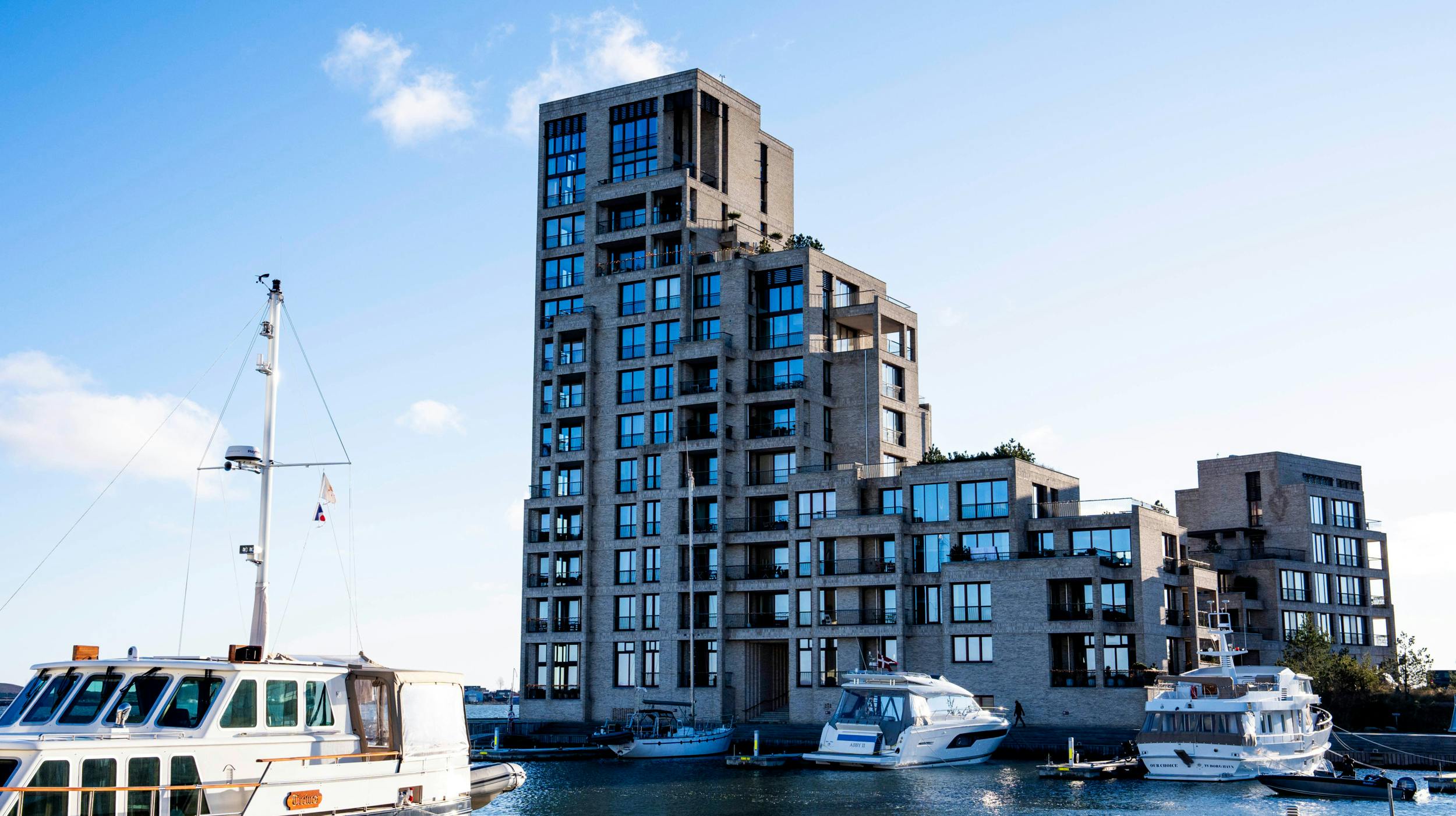 I fællesområderne er der sauna med direkte udgang til badebro og rum til kajakker og paddelbords. Tiden skal gå med noget, når man er rig.