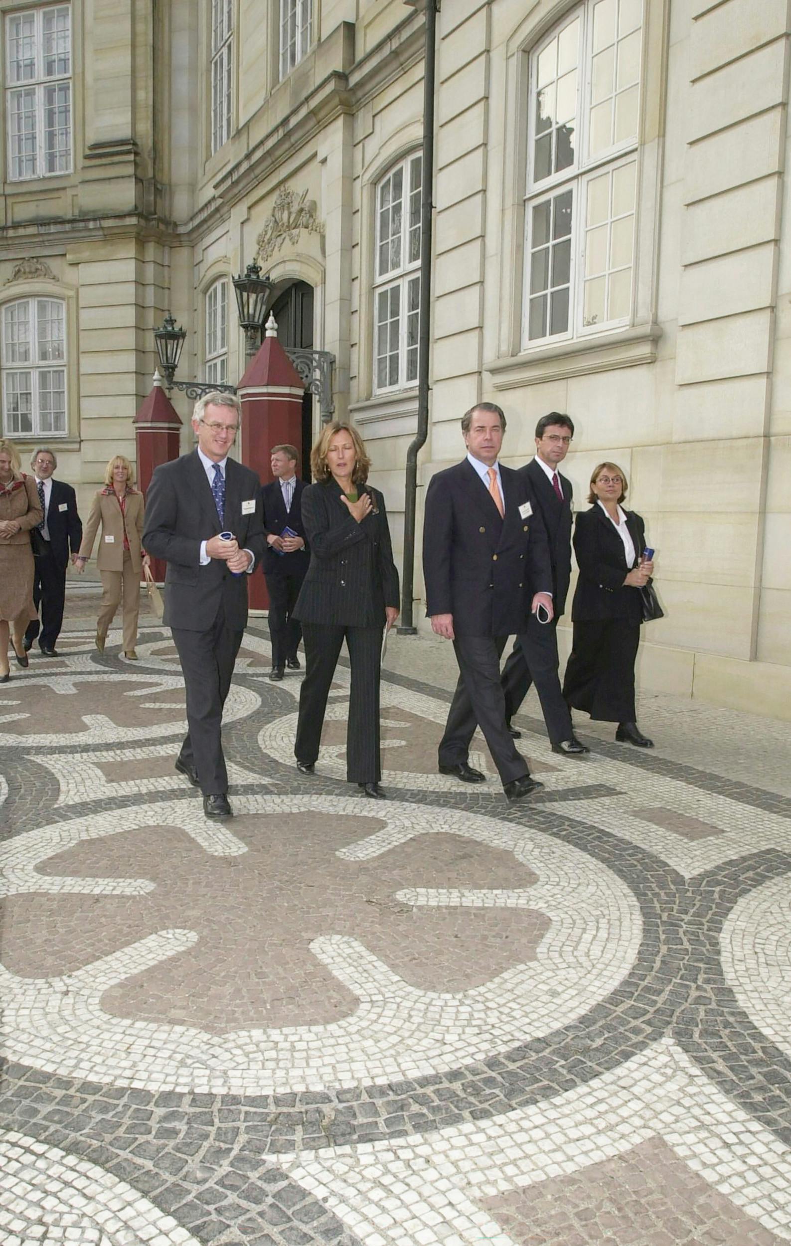 Den tidligere bankdirektør   Thorleif Krarup , 72, – her på Amalienborg – bor nu i Tuborg Havn.