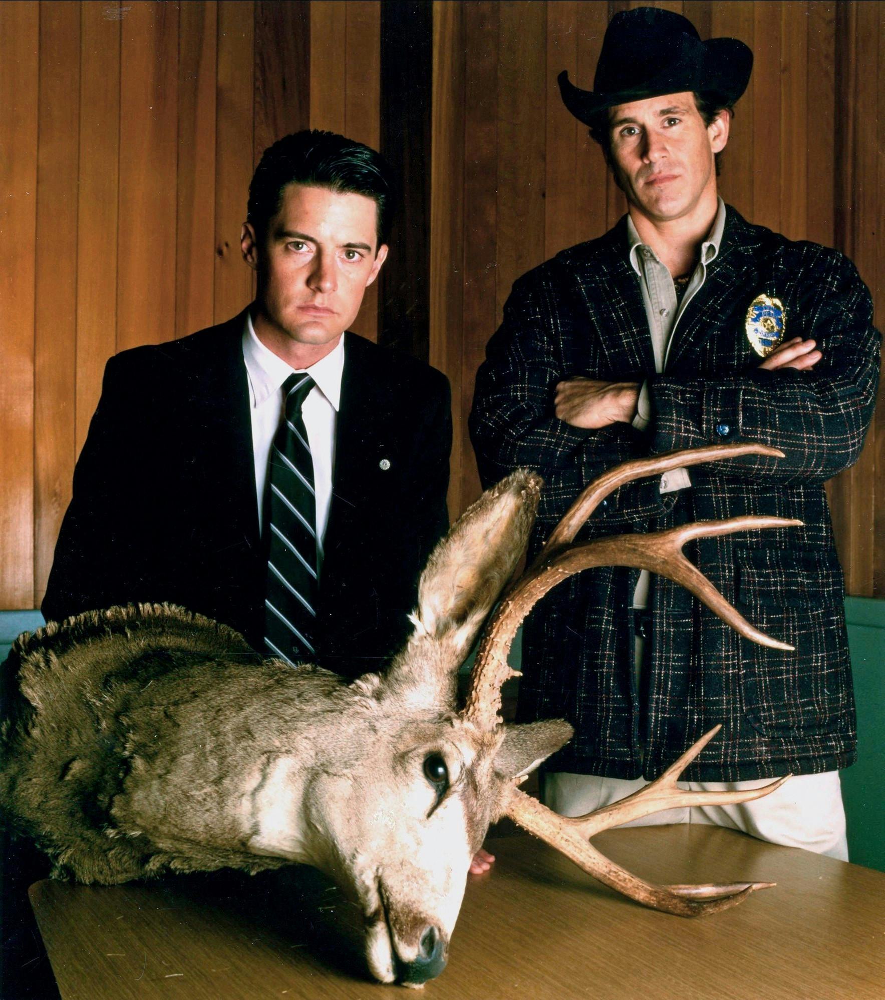 Med ”Twin Peaks” cementerede David Lynch sit navn som en af de største. Kyle MacLachlan, 65, spillede specialagent Dale Cooper og Michael Ontkean, 78, var sheriff Truman, der prøvede at opklare mordet på Laura Palmer – spillet af Sheryl Lee, 57.