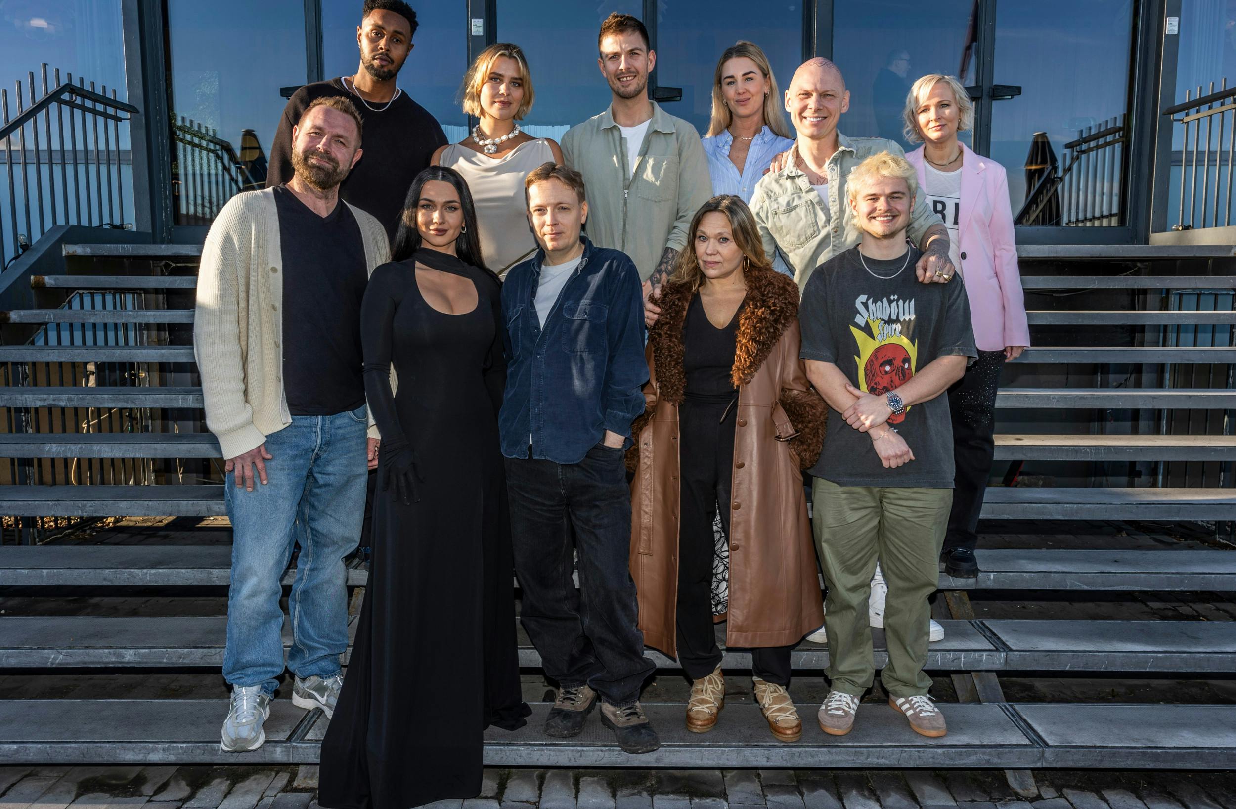 ​I 12 dage skal Joachim Boldsen leve sammen med  Mohamed ”skinz” Ahmed, Irina Olsen, Anna Lin, Astrid Olsen, Glenn Bech, Jeanette Ottesen, Oliver Stanescu, Sofie Stougaard, Jim Lyngvild, Jacob ”Jaxstyle” Krull  og  Vicki Berlin.  