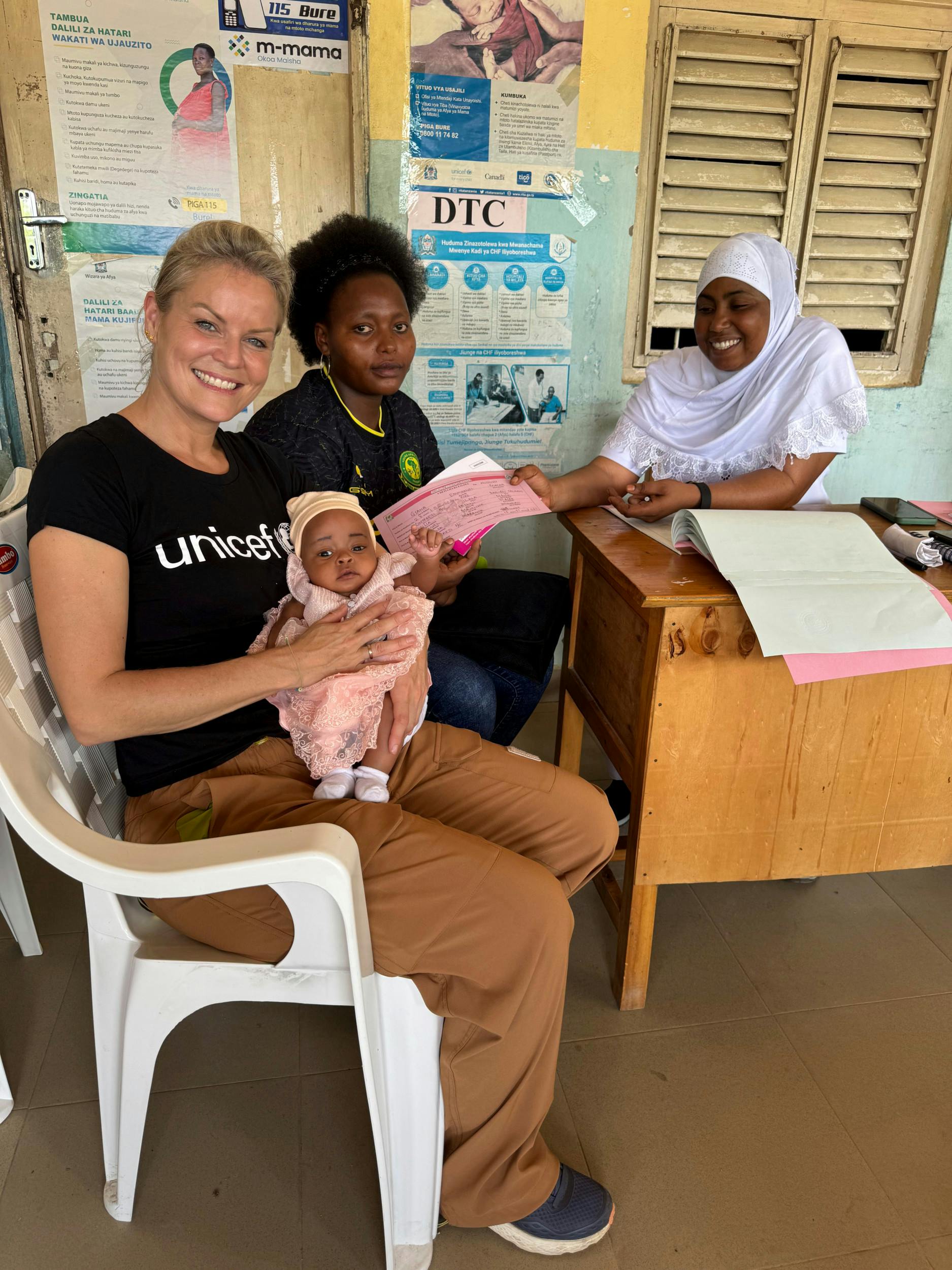 På turen til Tanzania mødte Cecilie Hother , 46, bl.a. sin navnesøster Cecilie og hendes to-tre uger gamle datter, som var ved at blive registreret.
