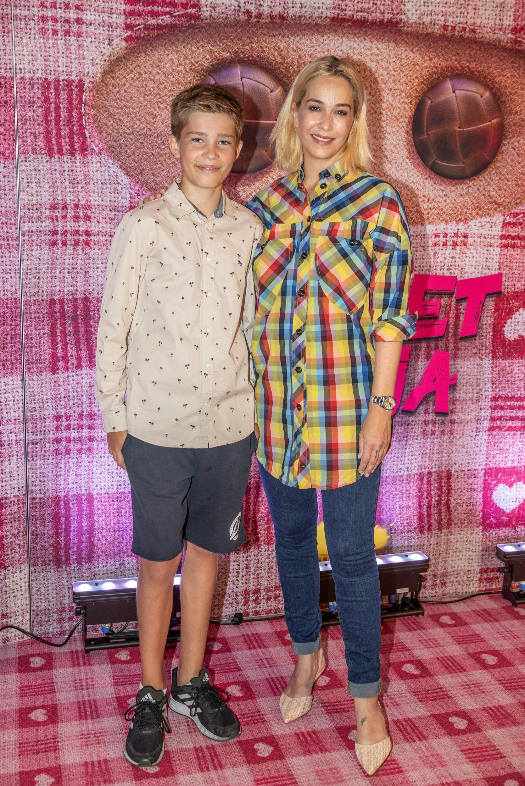 Sønnen  Anakin , 16, har Ibi med den tidligere svenske fodboldspiller Tobias Grahn, 44. Mor og søn er her til premiere på ”Ternet Ninja 2”i 2021.