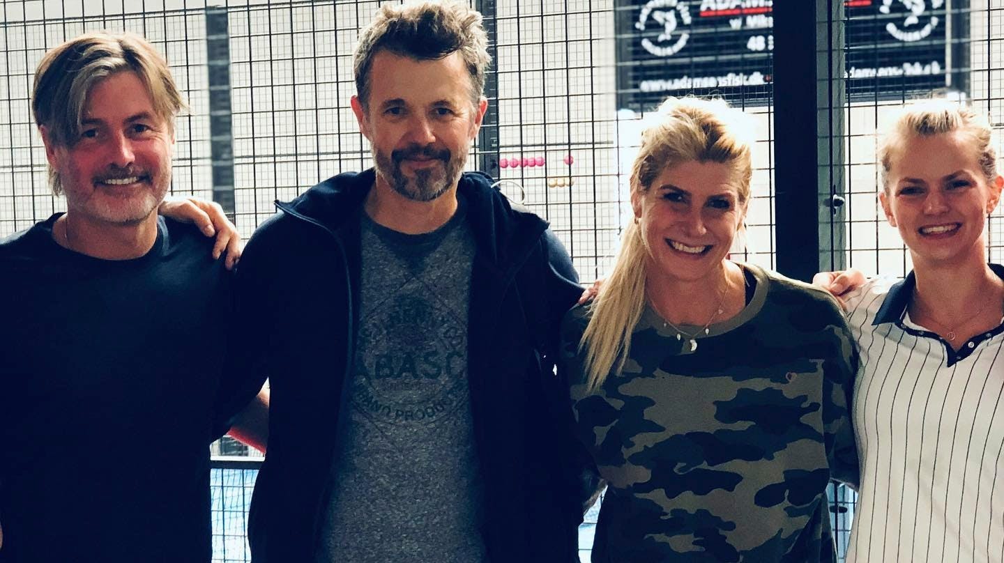 Det er ikke håndbold, der bliver spillet, når Frederik møder OL-vinder Rikke Hørlykke . Det er padel, der spilles – og de går op i det!