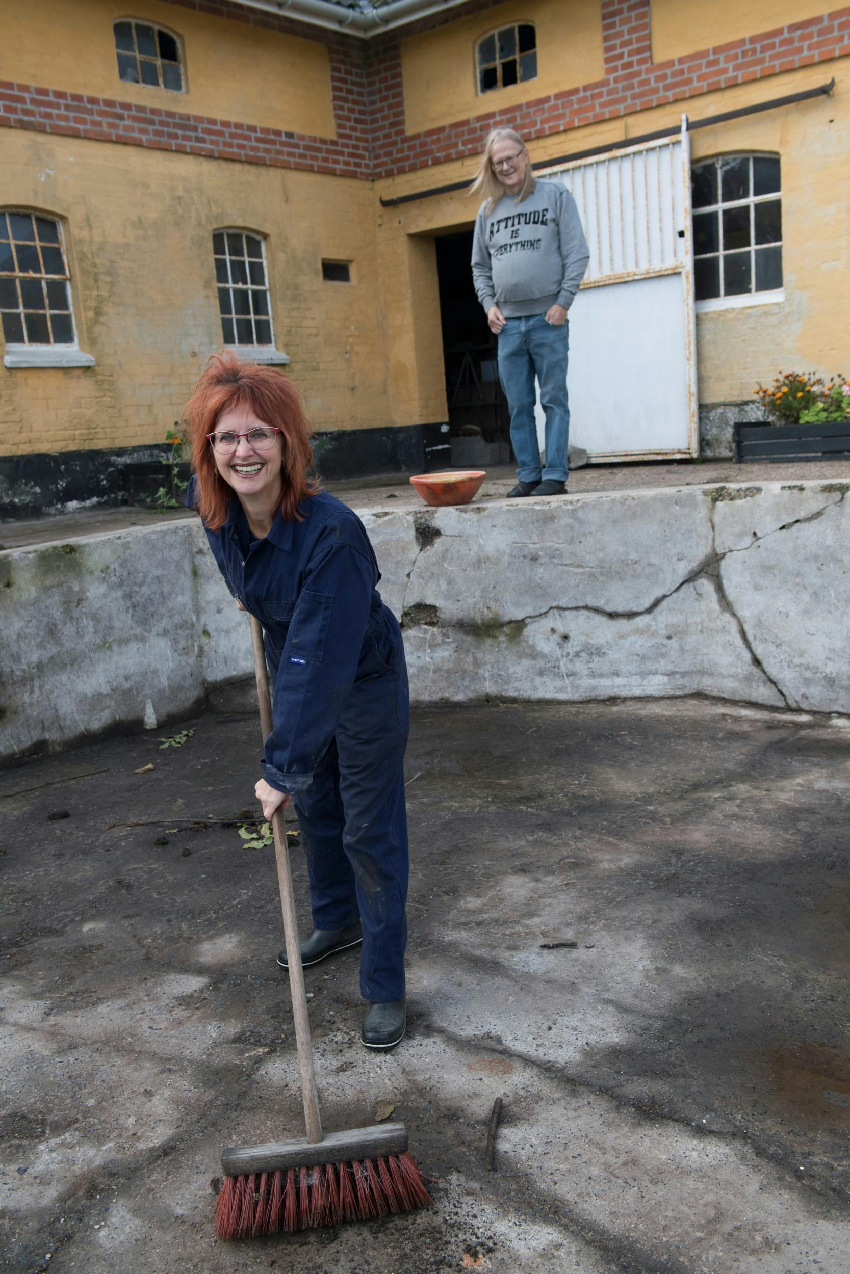 Og pludselig var møddingen flot og klar til festligheder. Og nu er det planen, at det er her Sussi og Steen siger ja til at følges i medgang og modgang med smuk udsigt over markerne.