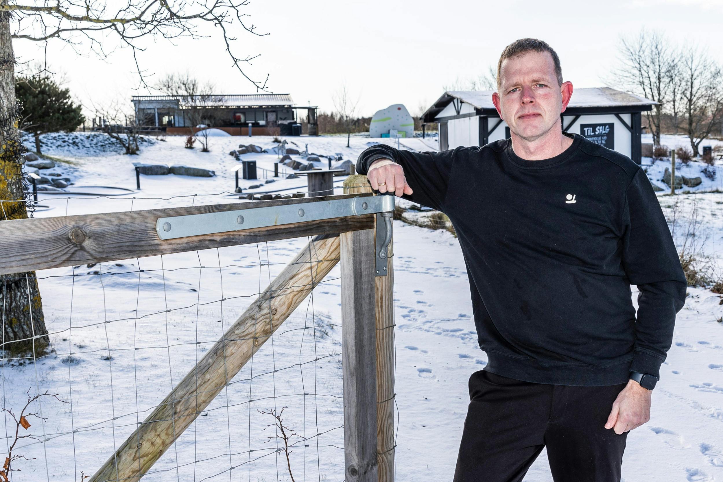 Inden længe slår Simon dørene op til 3. sæson på minigolfbanen, som er blevet landskendt på grund af den bizarre strid. 