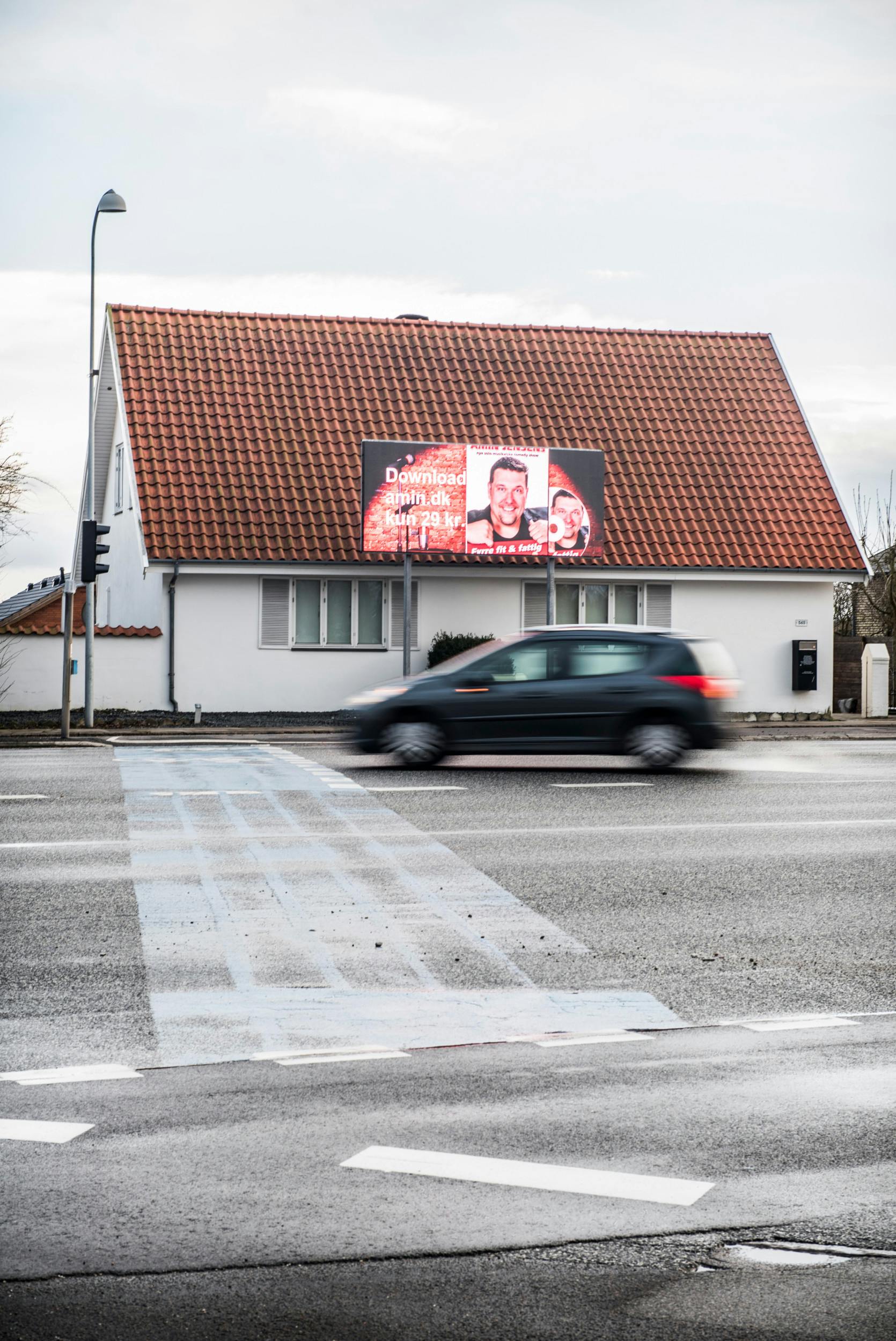 Amins skærm viste reklamer for hans eget show, og havde man lyst, kunne andre også købe reklameplads på den. 