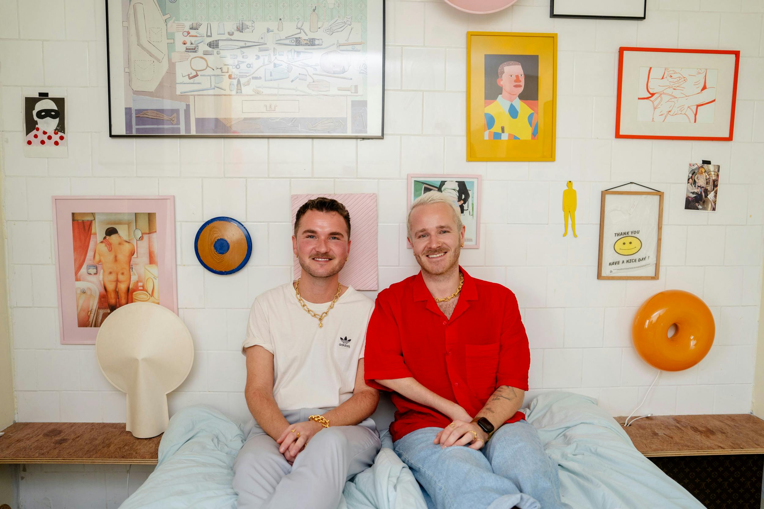 I soveværelset har parret lavet en kunstvæg med lidt godt til øjnene.