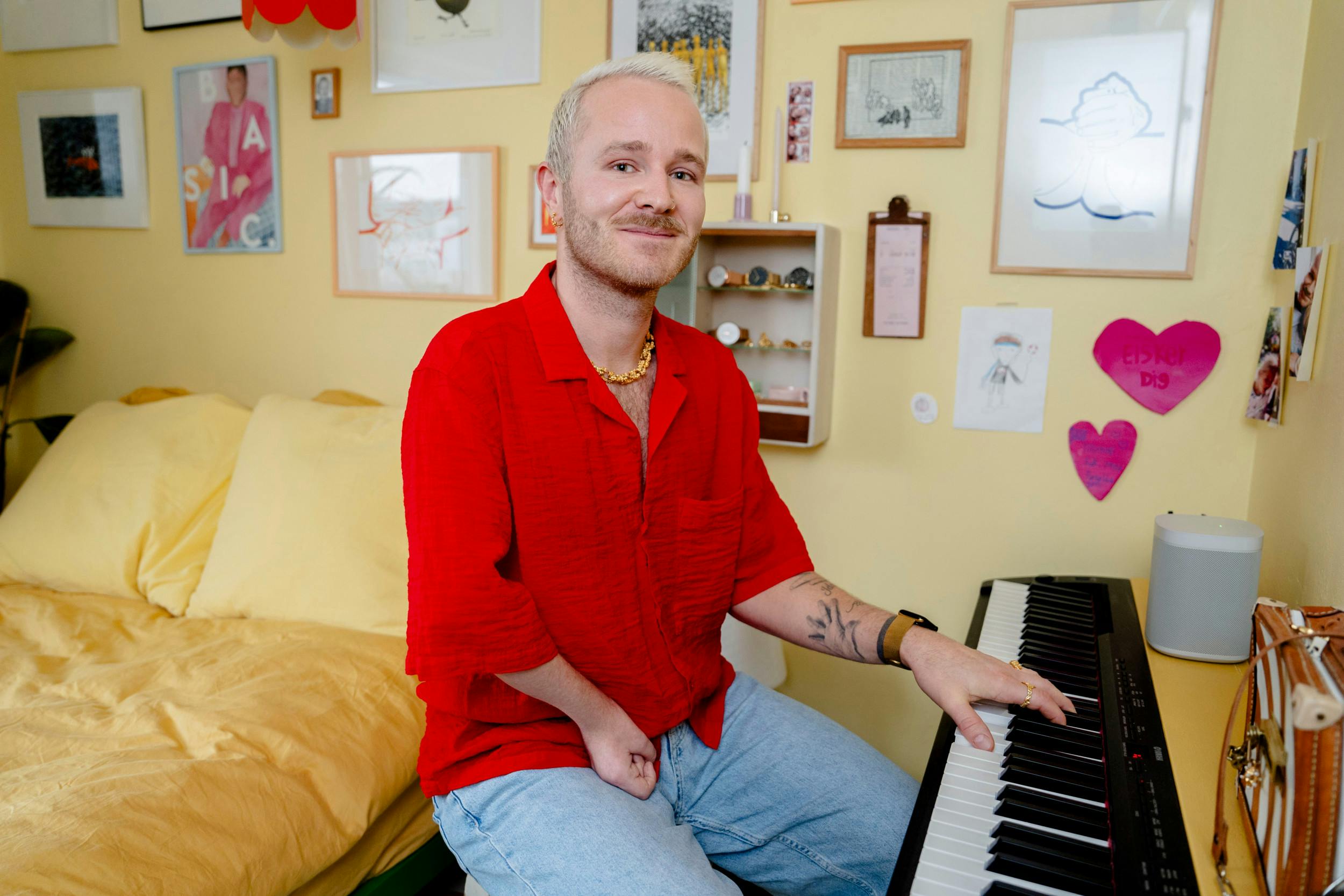 Rasmus ynder at spille klaver og synge.