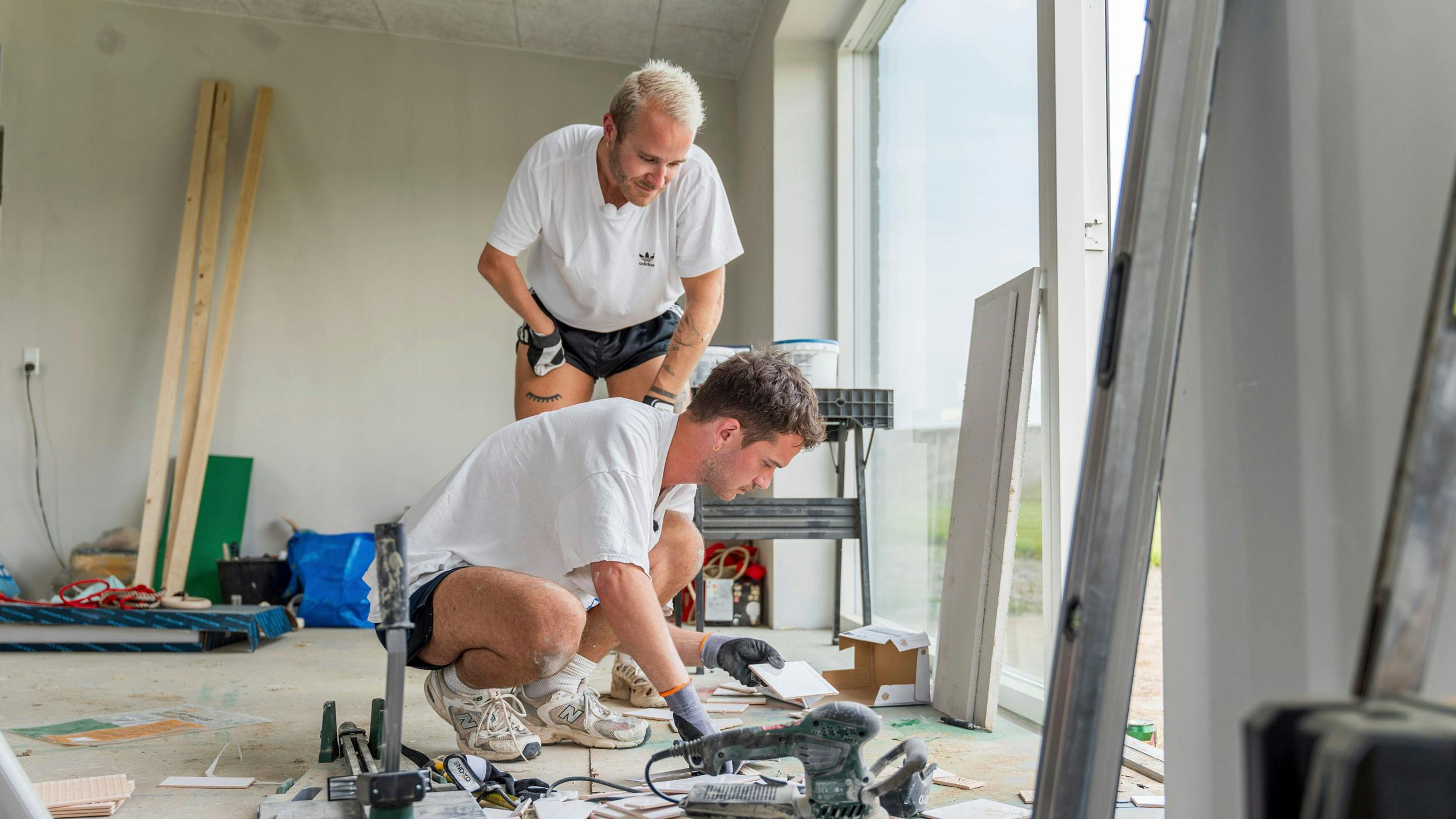 Der er fuld gang i den hos Matias og Rasmus, når ”Nybyggerne” kører over skærmen.