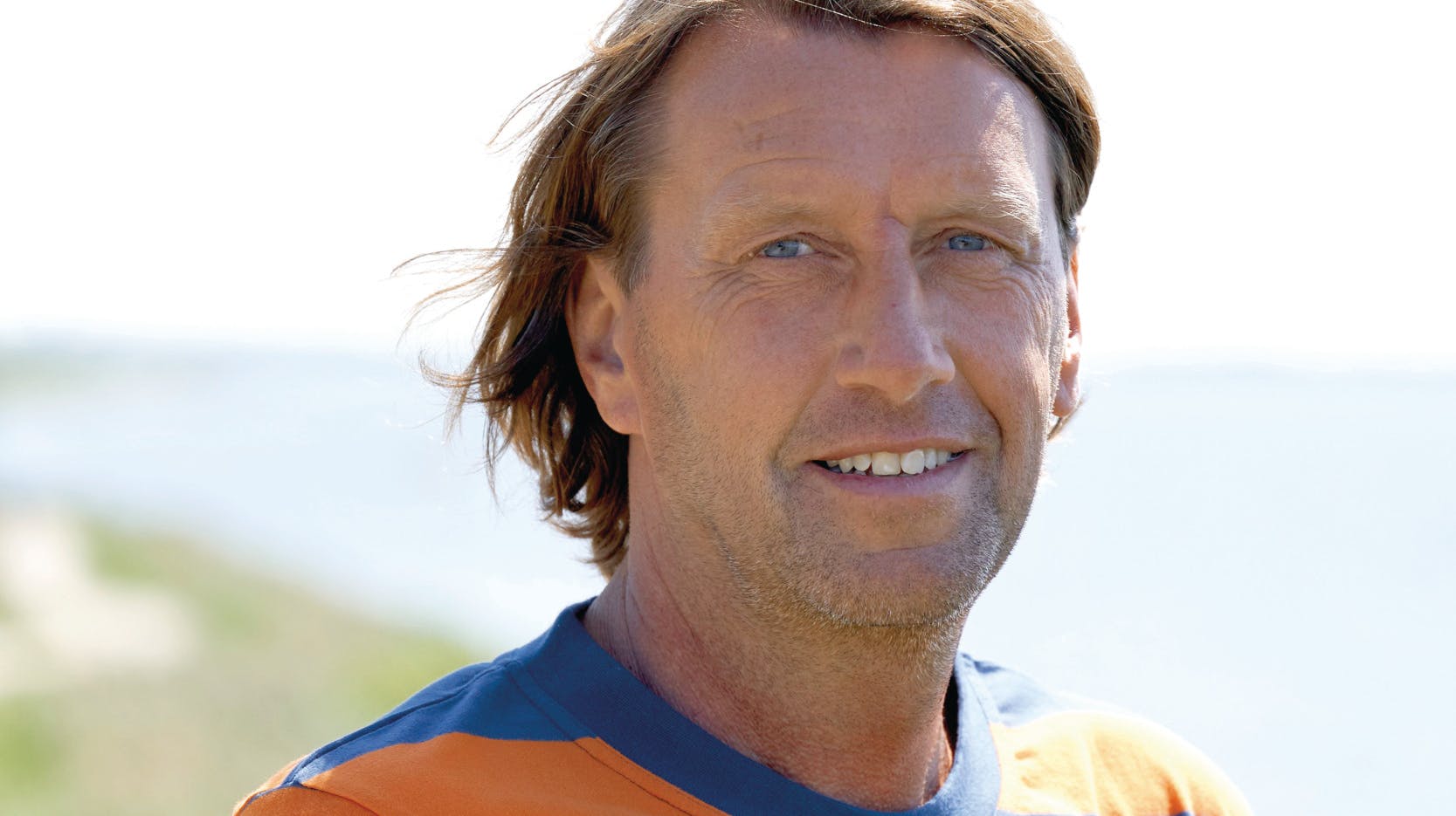 Anders Agger, 60, forfører i denne tid hele Danmark med sin dokumentar ” Sikringen ” – og det er bl.a. på grund af hans rolige røst, lyder det fra en nær ven.