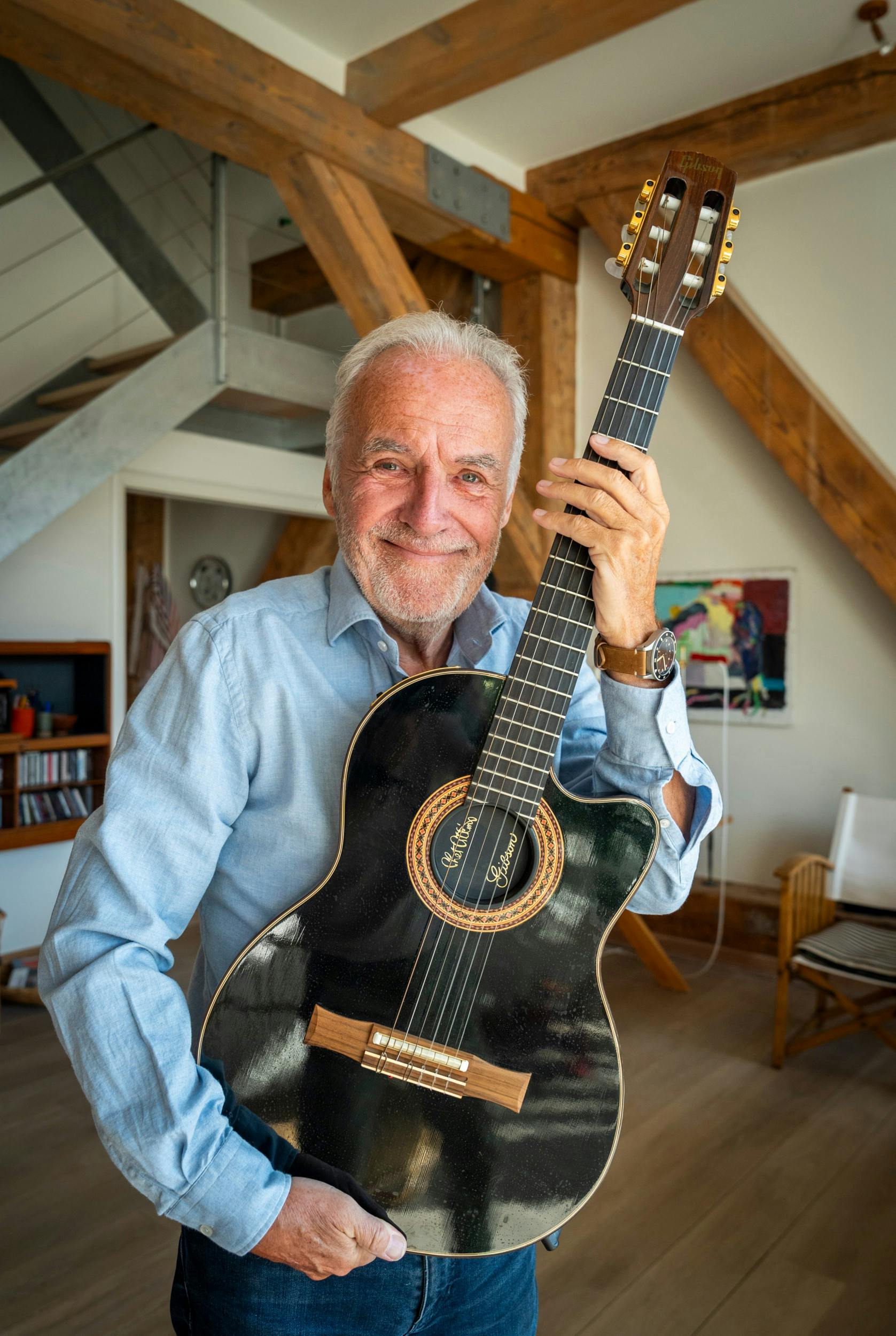 Musikeren bruger stadig meget tid med sine guitarer og her er en af dem, der er fyldt med minder.