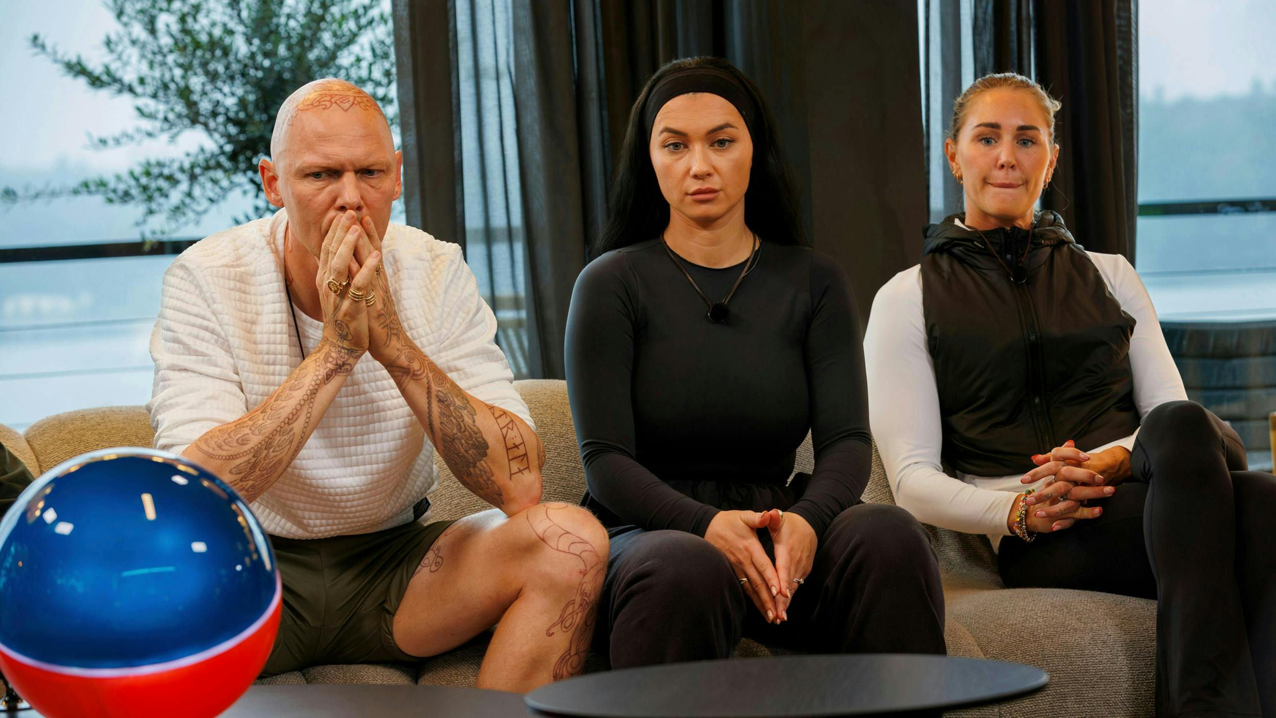 Når elimineringerne var overstået, kunne deltagerne løsne stemningen op med en drink eller en kold øl i ”Spillet”.