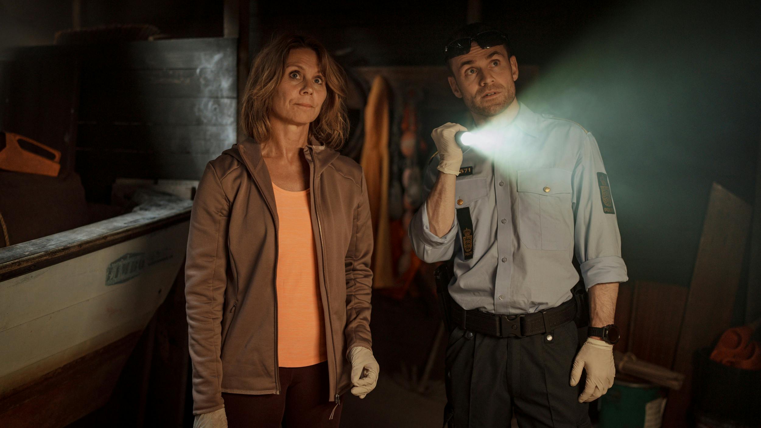 I den anden sæson af ”Hvide Sande” følger man den erfarne drabsefterforsker Maj og den lokale betjent Bjørn, som forsøger at opklare mordet på den lokale skoleskipper.