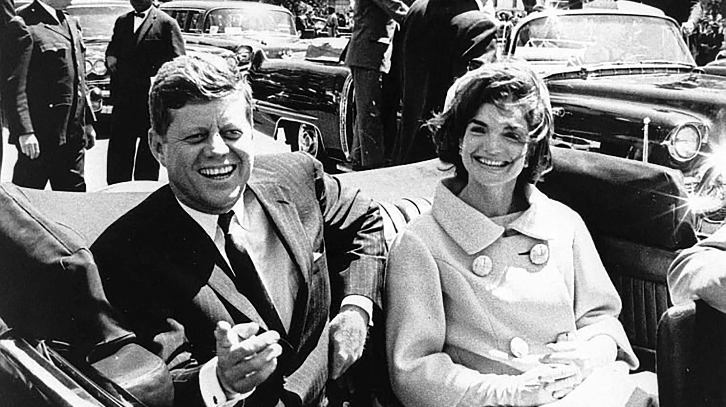 John F. Kennedy blev ramt af to skud, et i hovedet og et i ryggen, da han sammen med hustruen Jacqueline kørte gennem Dallas i Texas. Jacqueline Kennedy insisterede i timerne efter attentatet på at bære tøjet, som havde blodstænk fra præsidenten.