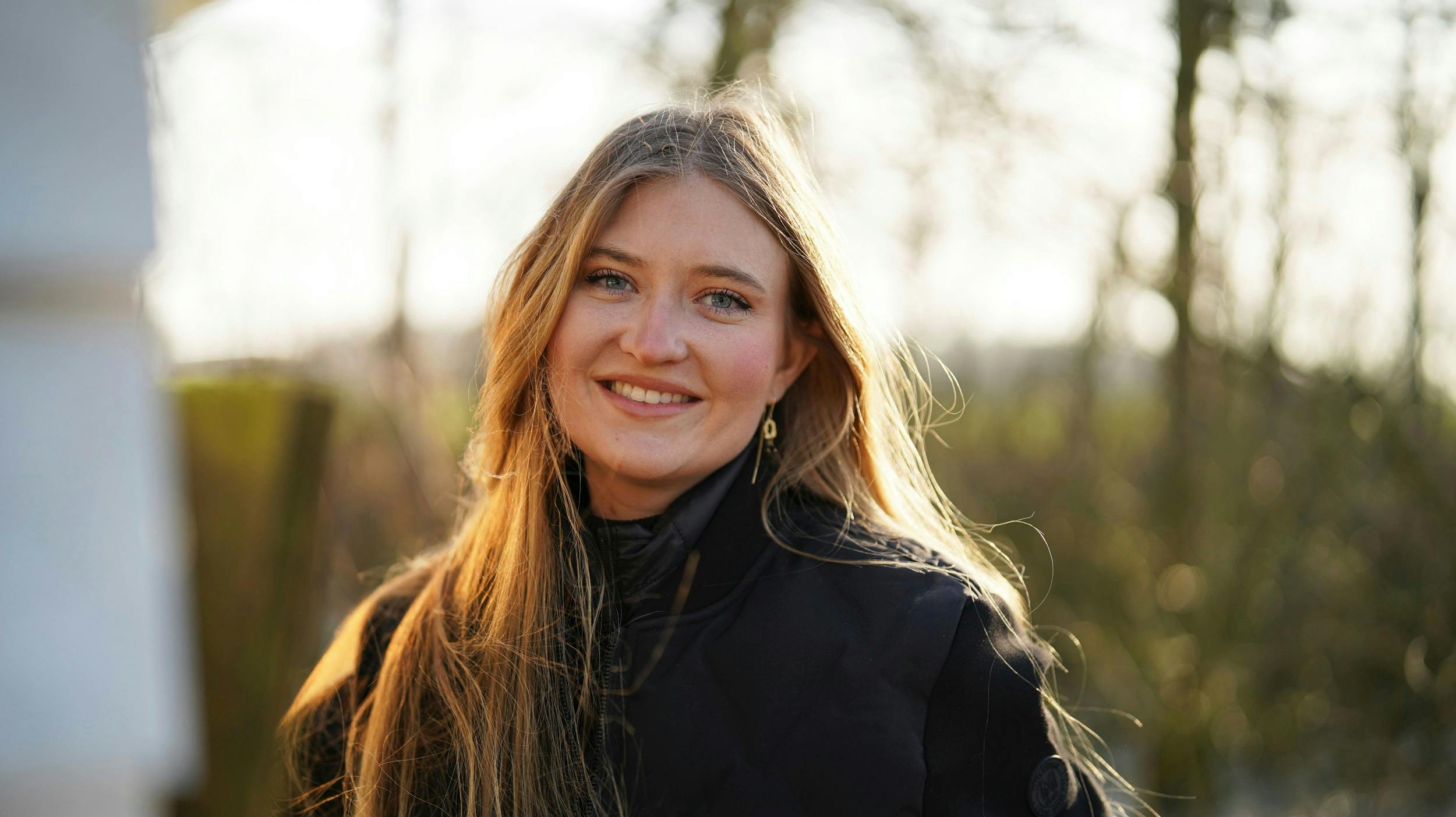 Mia, 24, fra Djursland dyrker grøntsager, passer dyr og kører gravemaskine – men drømmer også om kærlighed og børn. Hun leder efter en moden handyman, der elsker dyr og både kan tage på eventyr og klare hverdagen med hende.