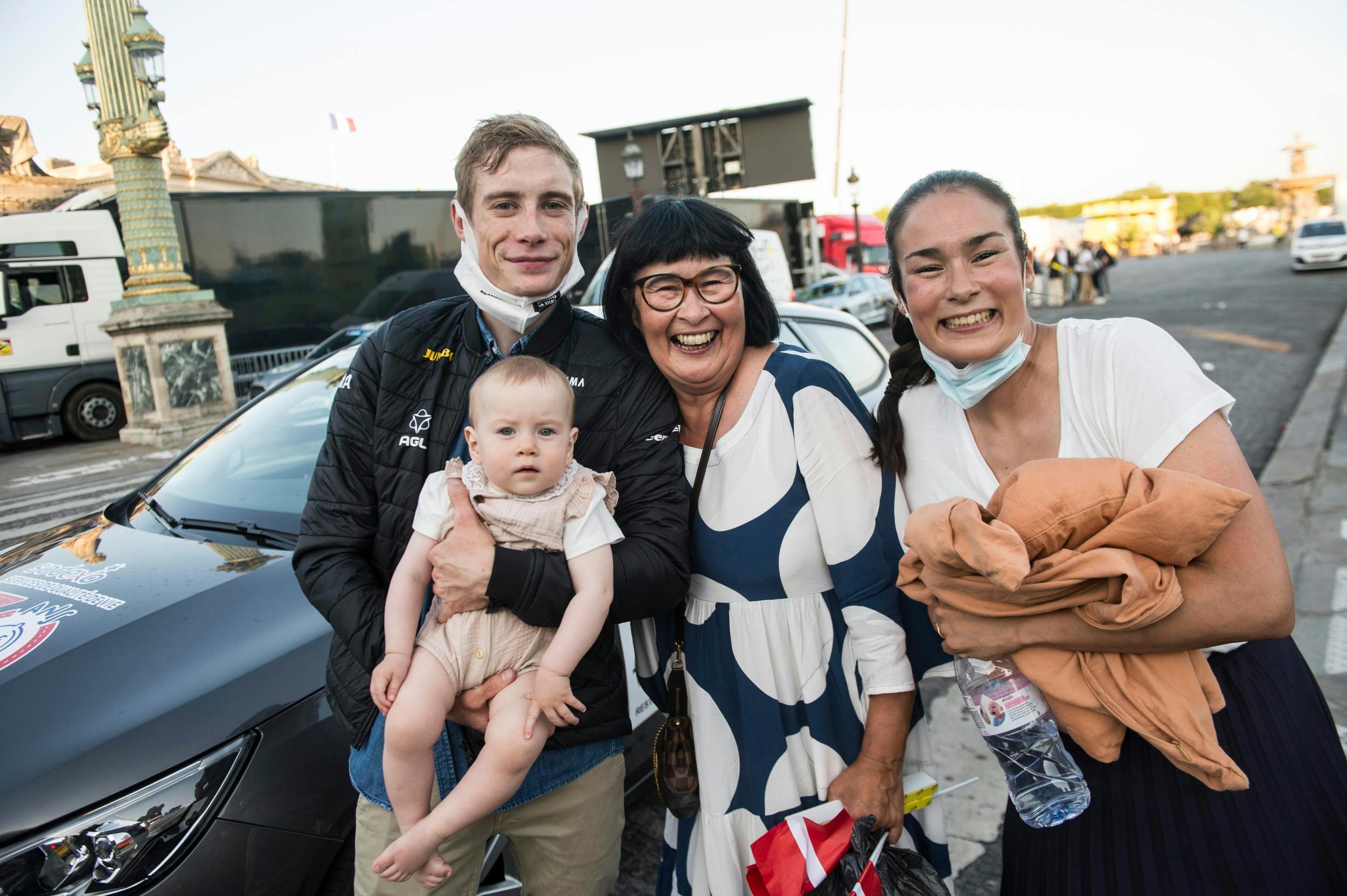 Rosas datter Trine , 38, er gift med Tour de France-vinderen Jonas Vingegaard , 28, her med datteren Frida , og sidste år blev de også forældre til sønnen Hugo.