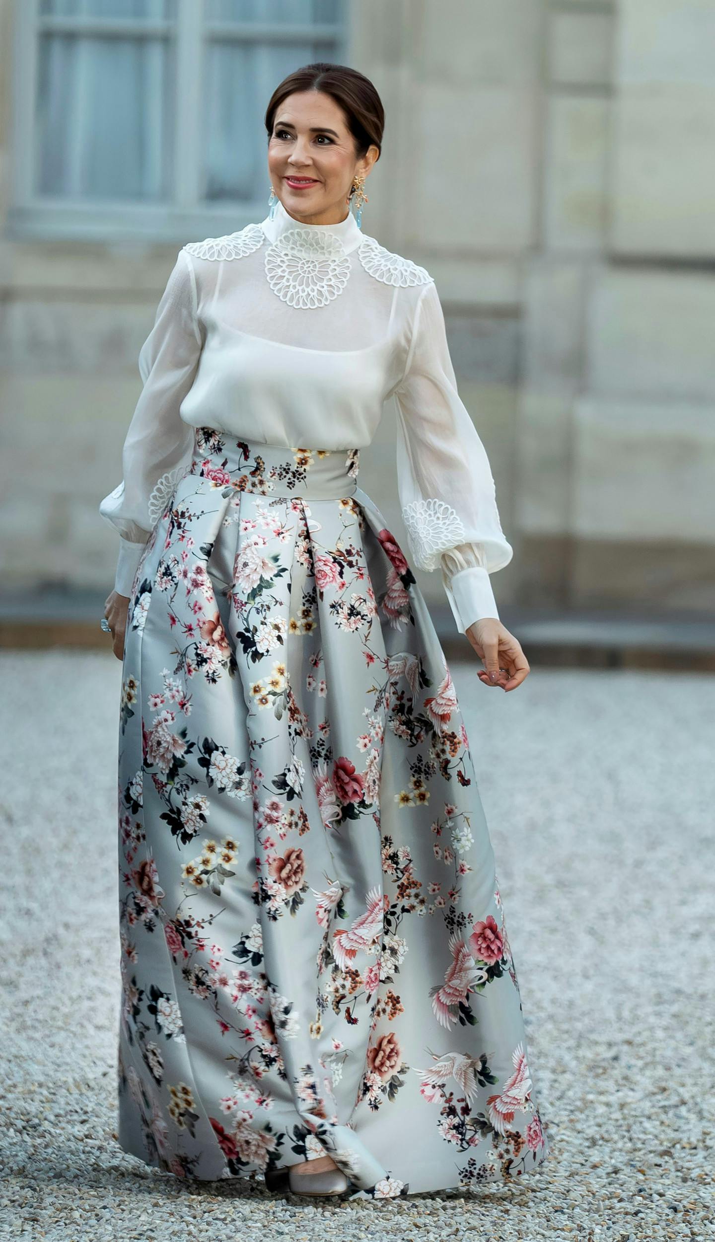 Lasse Spangenberg havde leveret den iøjnefaldende nederdel, mens toppen er fra australske CLEA. Øreringene er fra Ole Lynggaard og koster svimlende 169.000 kroner.