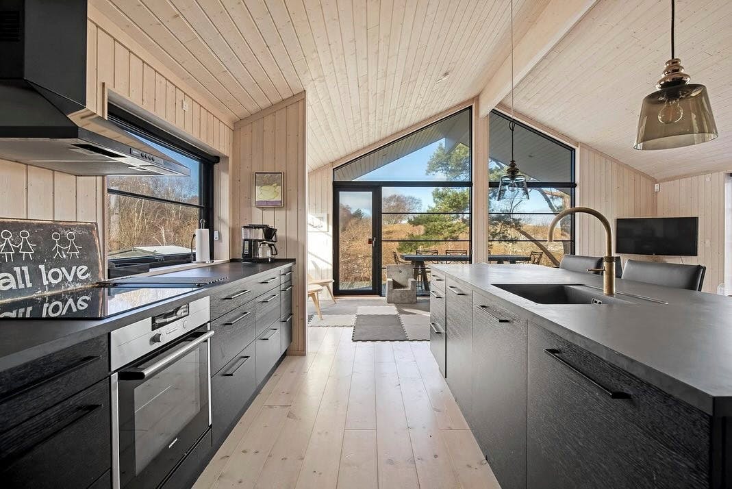 Lækkert køkken og to badeværelser – det ene i forbindelse med soveværelset, hvorfra der er udgang til udebrus.