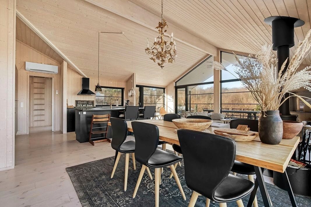 Lys over land – og over spisestuen, der tager sig ganske indbydende ud.