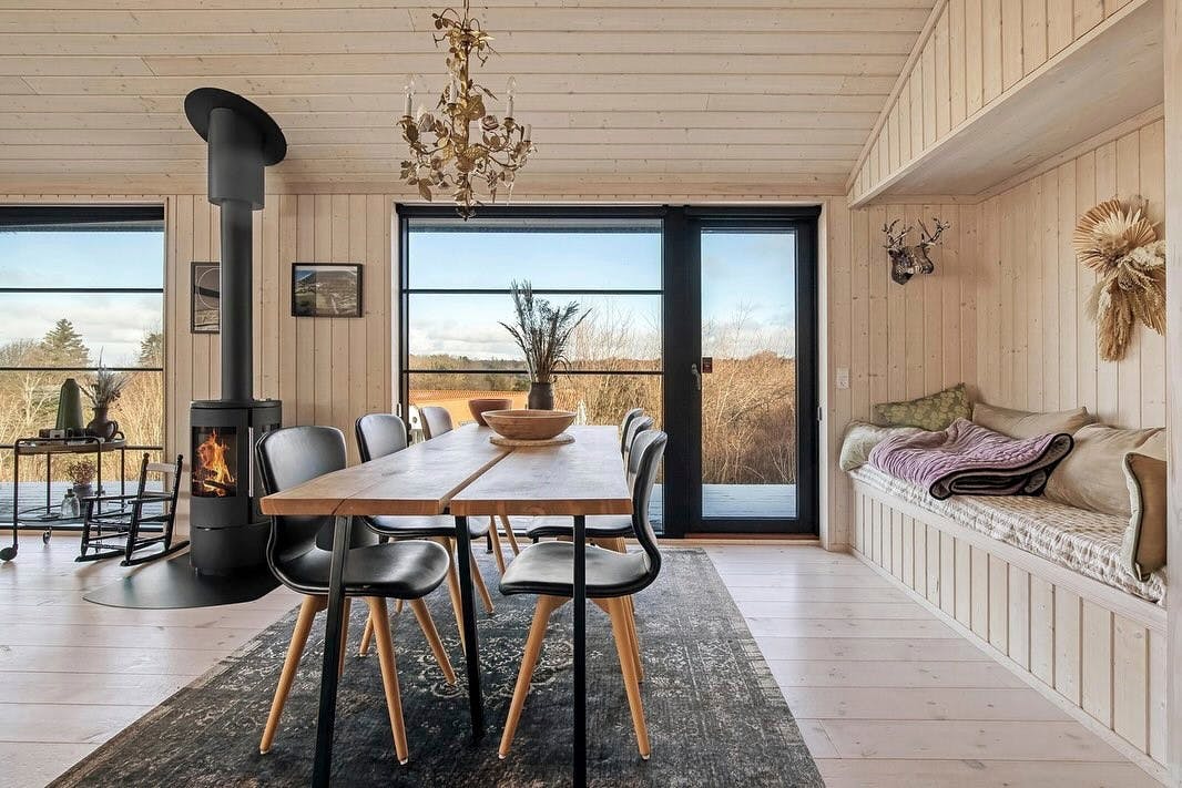 Foran pejsen har Tina og Allan kunnet hygge sig selv på råkolde novemberaftener.