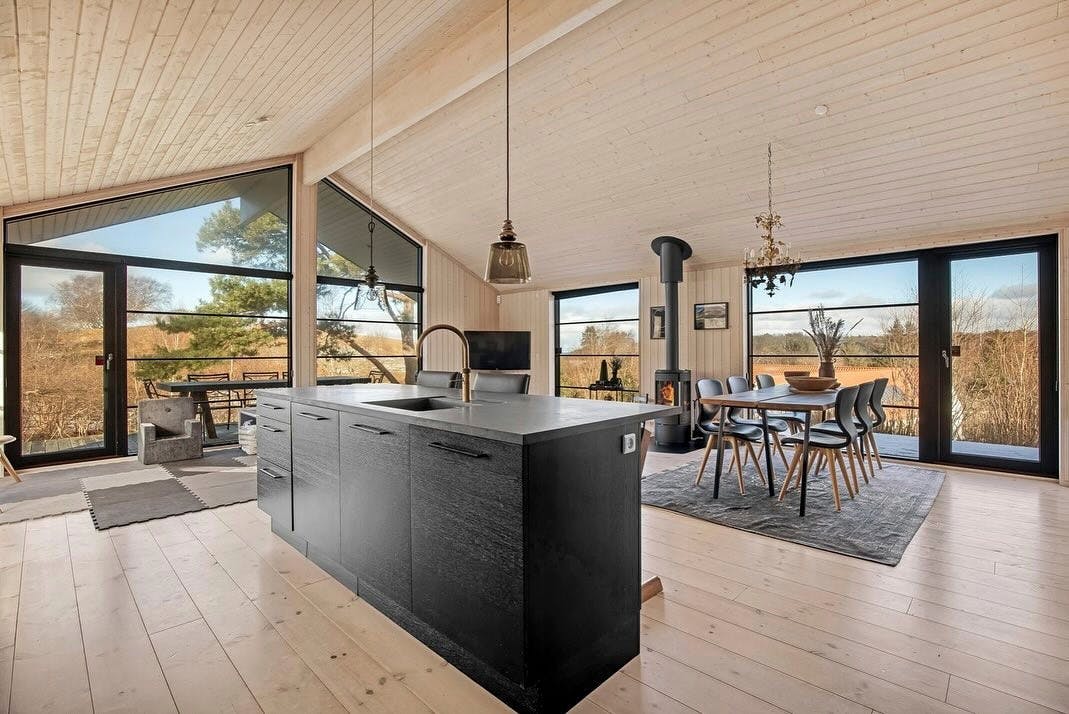 – Stort lækkert åbent køkken-alrum med udgang til den store terrasse, der både byder på et herligt udsigtspunkt samt et større plateau hvor man kan nyde sommeraftenerne med familie og venner, mens ungerne leger i haven, lyder det fra Tina Lund, som med den parole sagtens kunne gøre sig som ejendomsmægler.