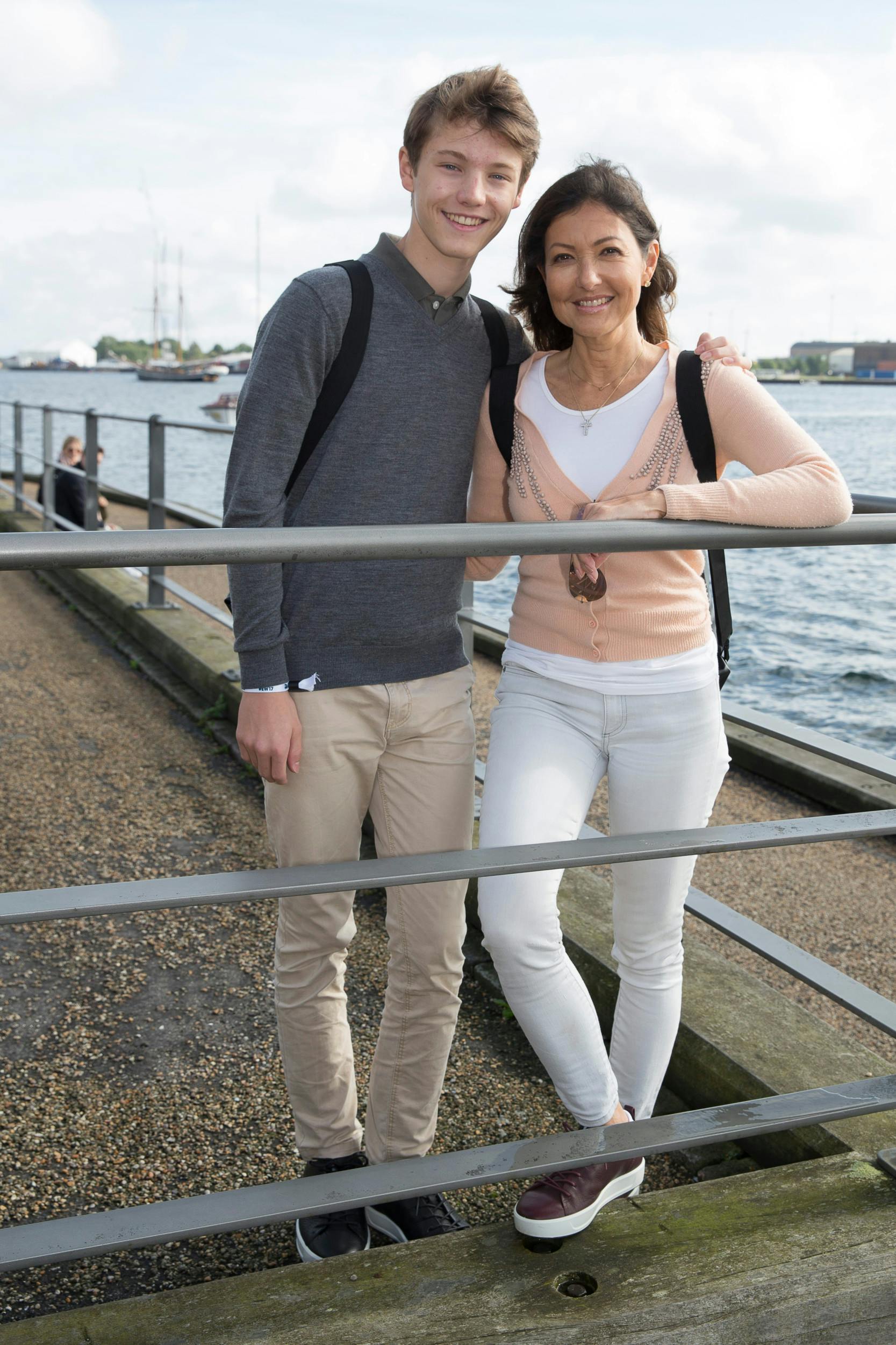 Der var masser af smil fra Felix og Alexandra, inden de kastede sig ind i de risikable investeringer, der ender med at koste dem tre mio. kr.