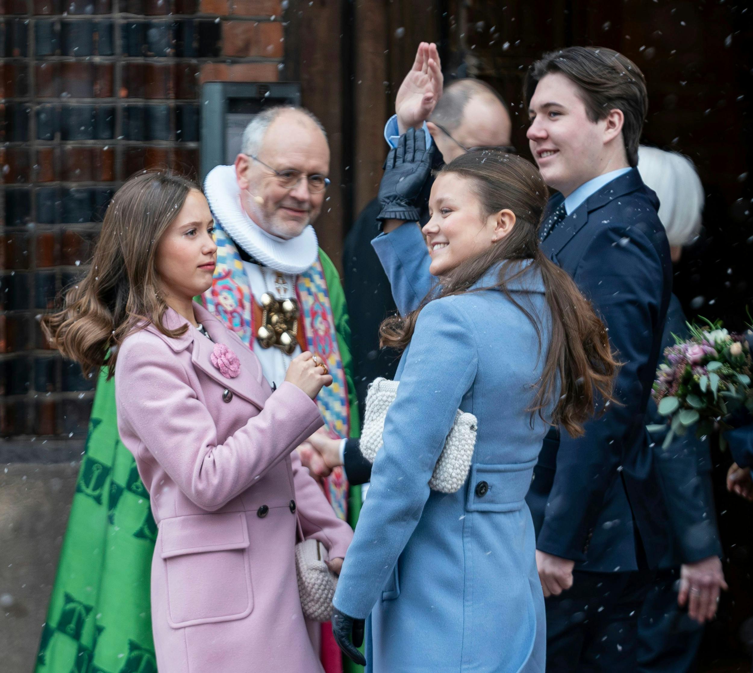 Ifølge familiehistorikken og kongehuseksperternes råd vil det være bedst, at Isabella vælger en fra udlandet, når kirkeklokkerne skal ringe.