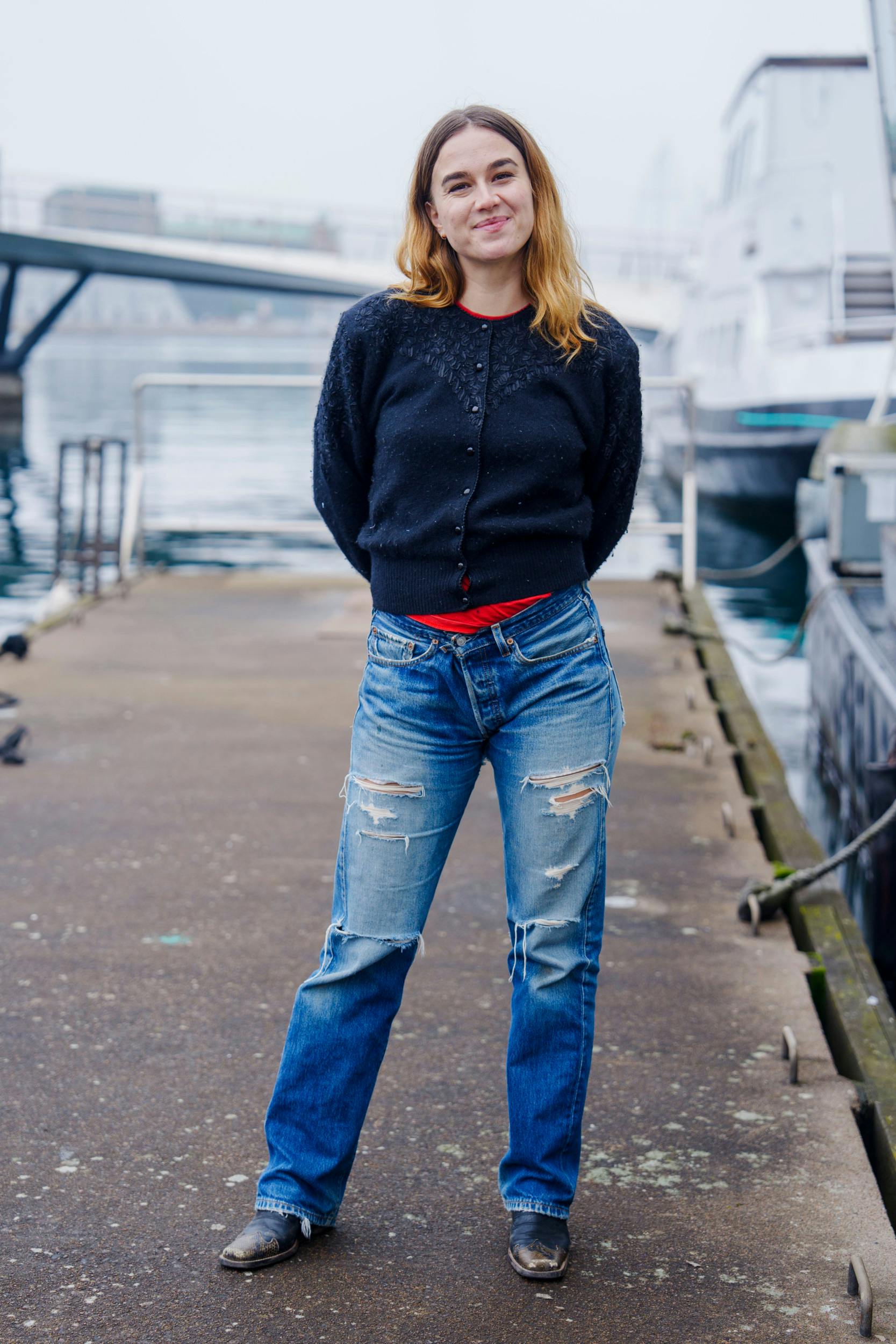 Frederikke Dahl Hansen er vokset op på Amager, men bor i dag på Nørrebro i København. ” Hvide Sande ”-stjernen har været skuespiller, siden hun var 14 år gammel.