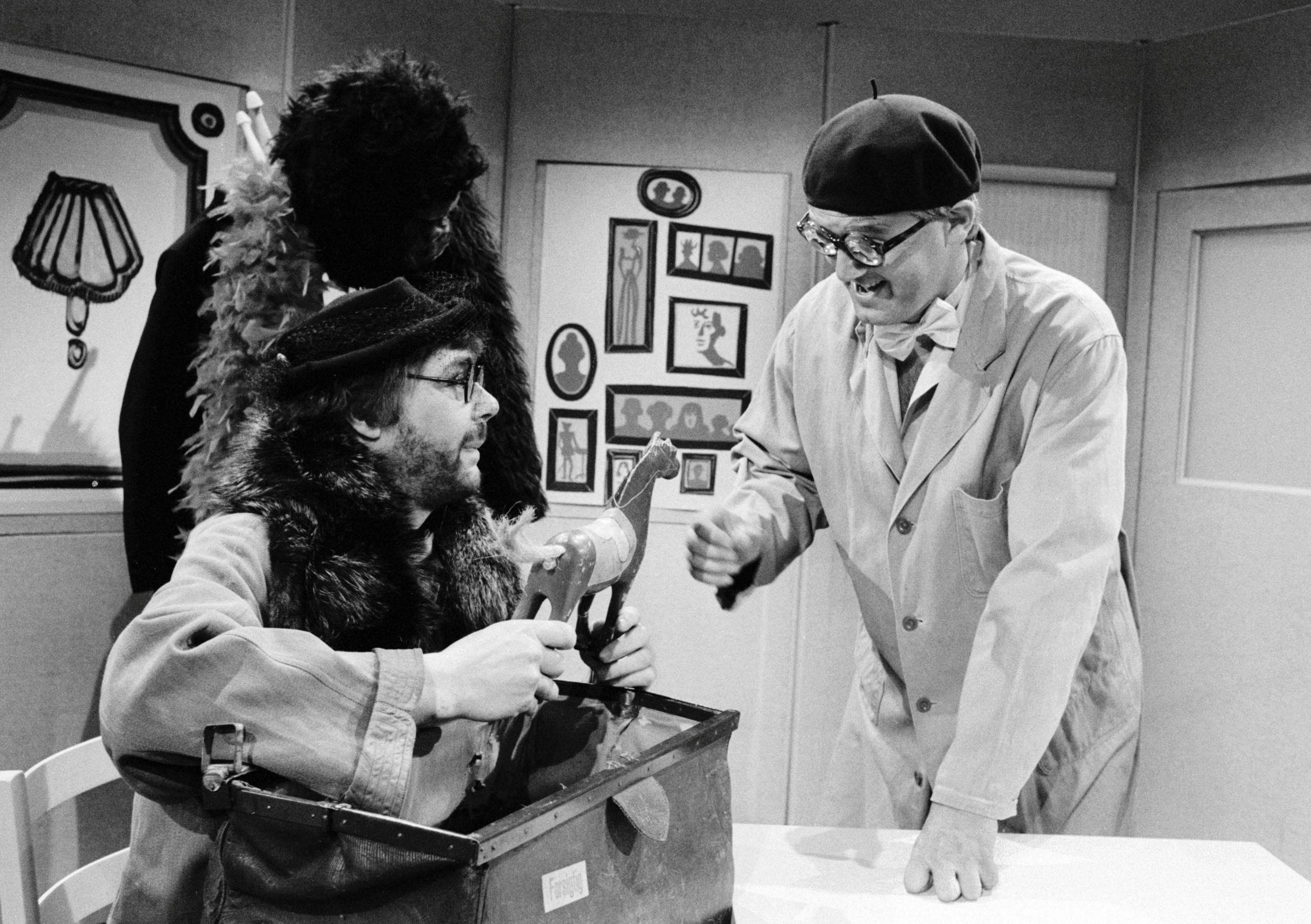 Mange husker bedst Tommy fra samarbejdet med  Per Pallesen , 82, i rollerne som Fru Cristoff og Mathiesen fra satireprogrammet Dansk  Naturgas  i 1984.