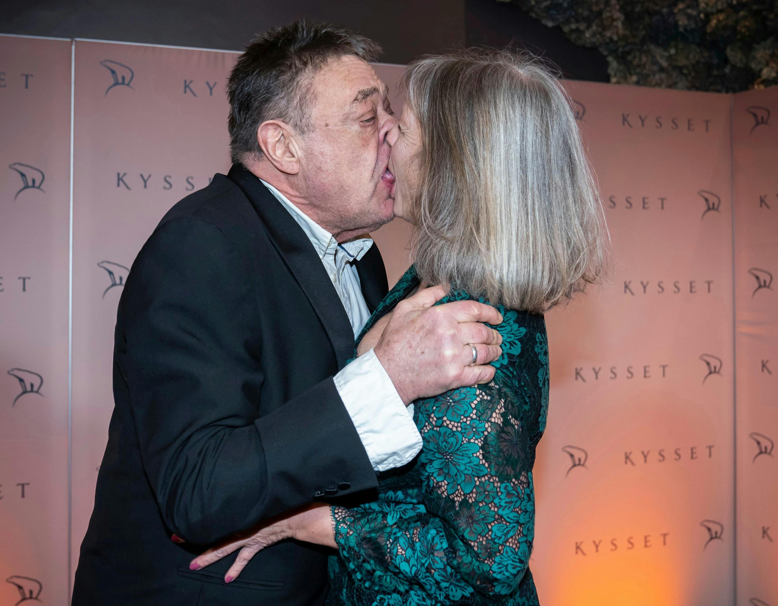 Konen  Janne Hjort , som Tommy giftede sig med ved et hemmeligt bryllup i 2020, fik en ordentlig snaver ved premieren på ”Kysset”.