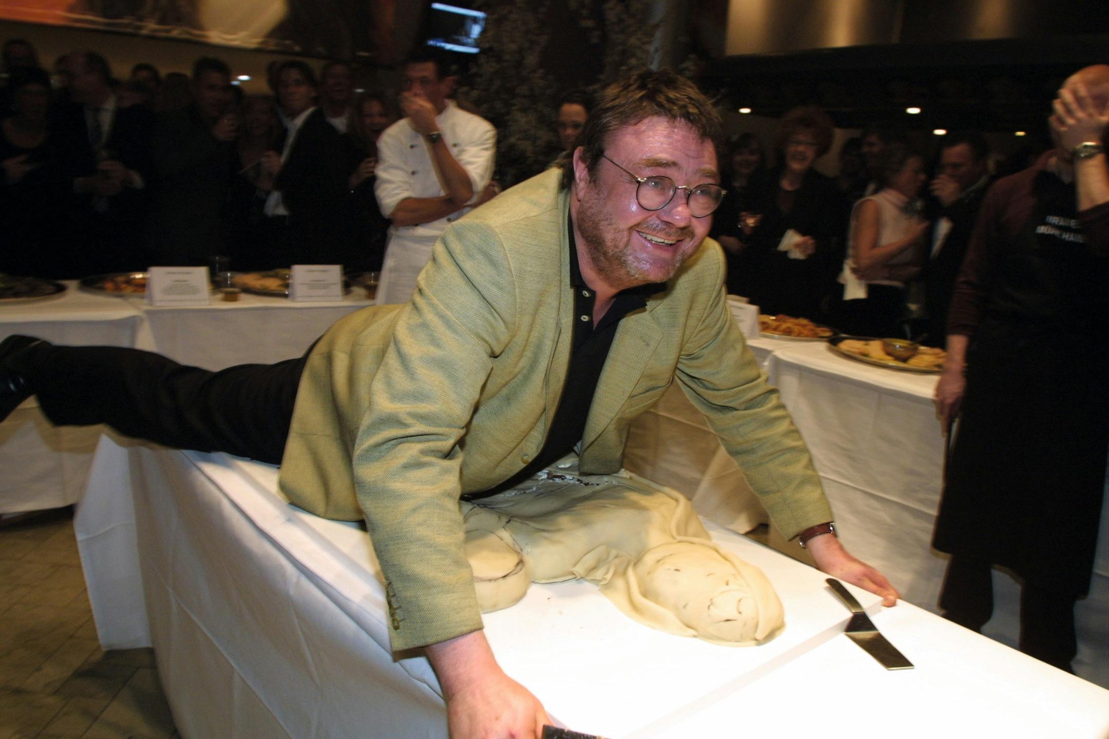 I 2002 ryddede Tommy Kenter forsider, da han under Bodil-festen i  Imperial -biografen gav kagedamen en ordentlig tur ...