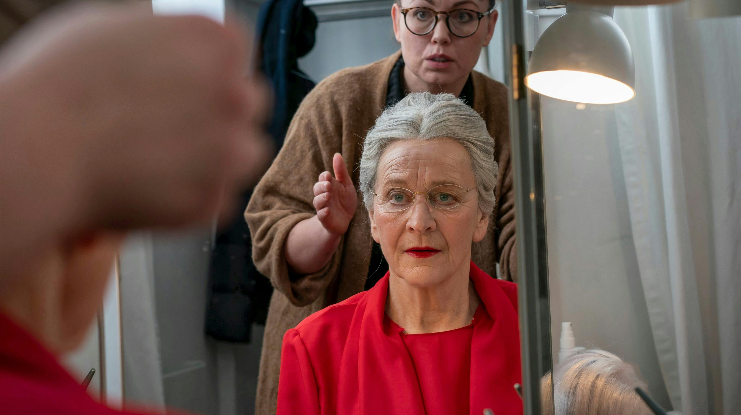 Efter 32 år uden en rolle på tv eller film, har Ulla Henningsen, 74, endelig fået en rolle. Som matriarken i ”Generationer”. Og hvis det står til Ulla Henningsen , er det ikke sidste gang, hun skal sminkes til tv.