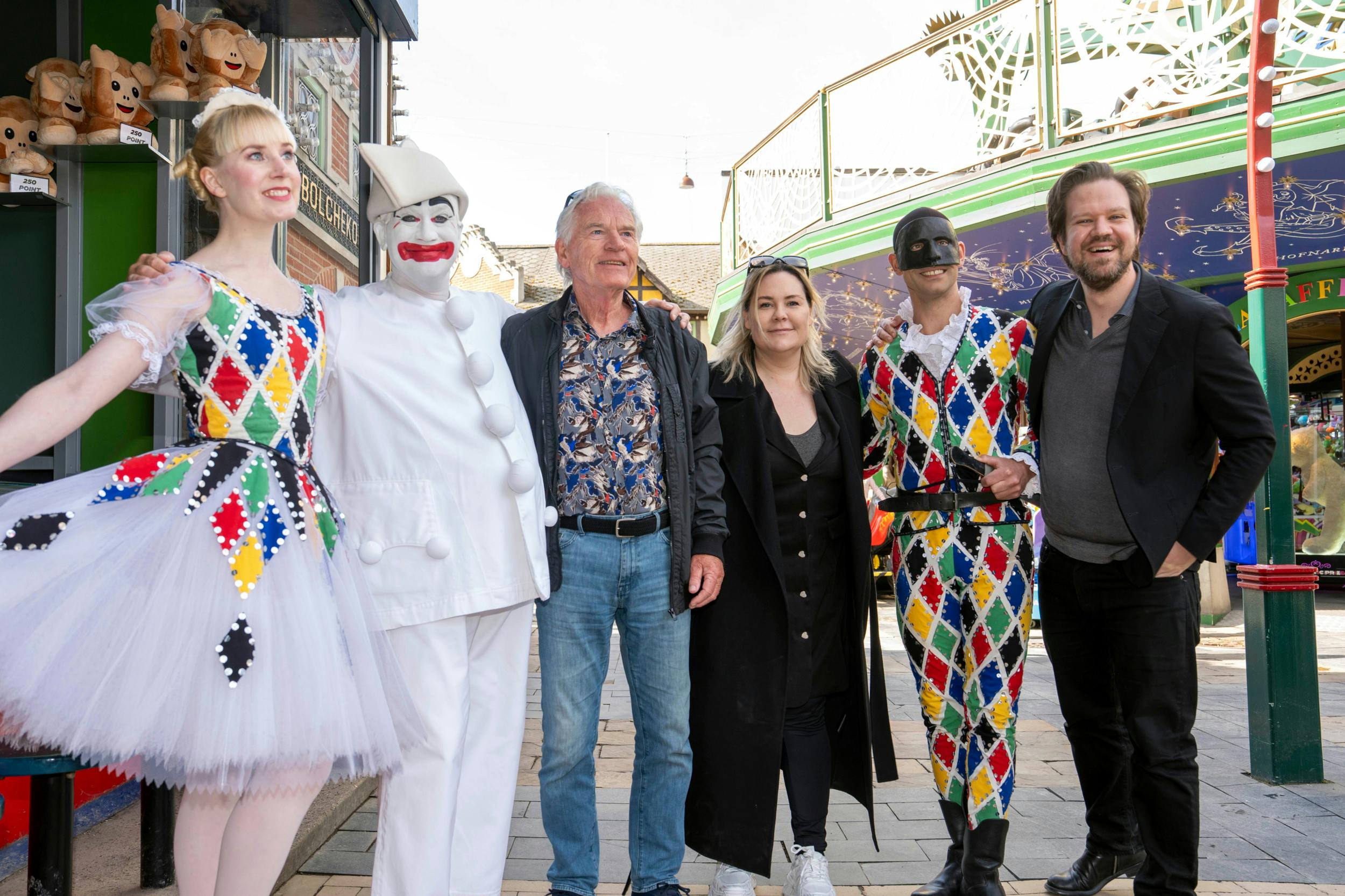 Sammen med  Kurt Ravn , 77, og  Linda P. , 40, udgør Thomas Warberg i år Tivolirevyen.