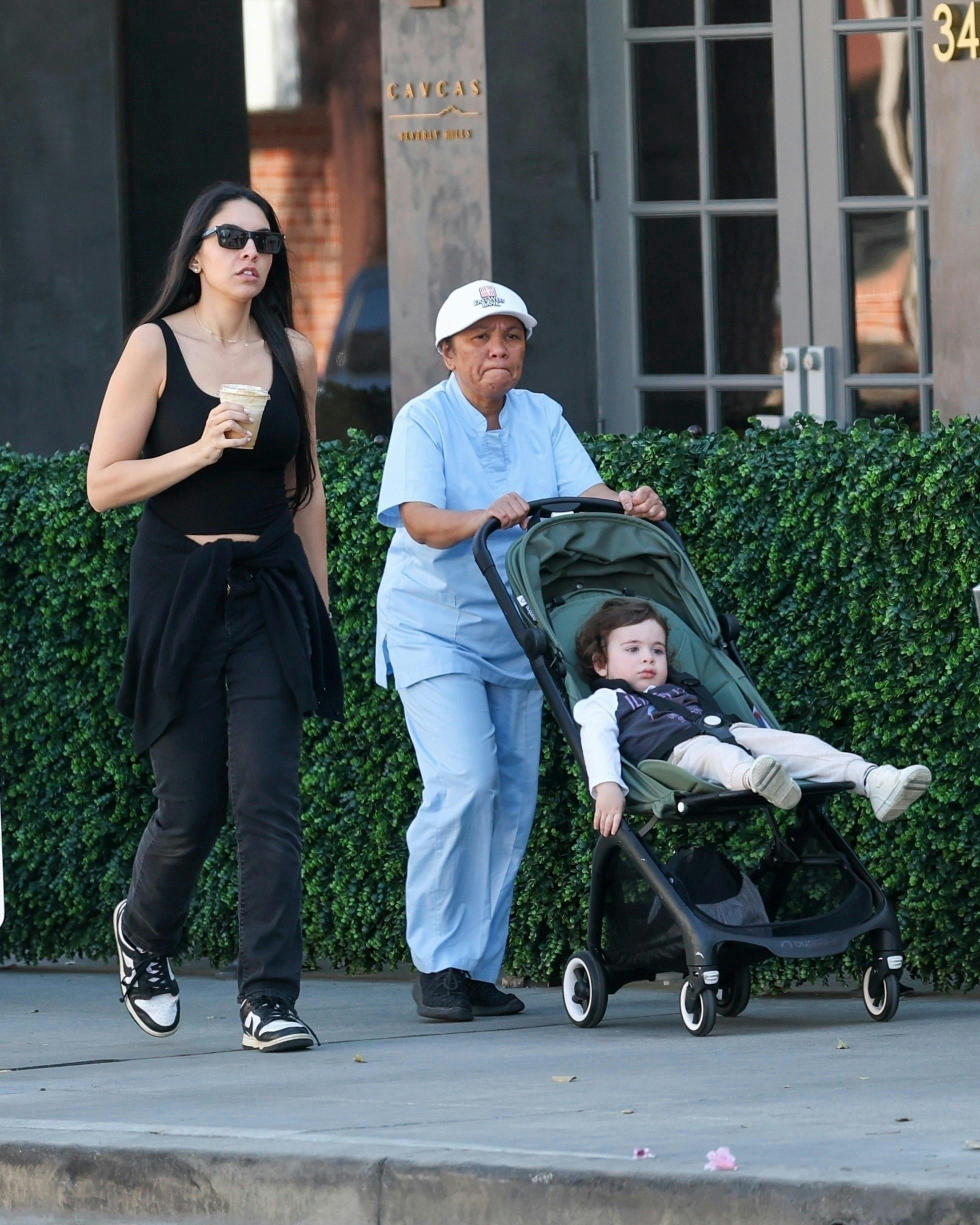 Pacinos tidligere kæreste fødte deres søn, Roman Pacino, for knap to år siden – her ses hun på en afslappende slentretur i Beverly Hills, mens hun har folk til det hårde arbejde.