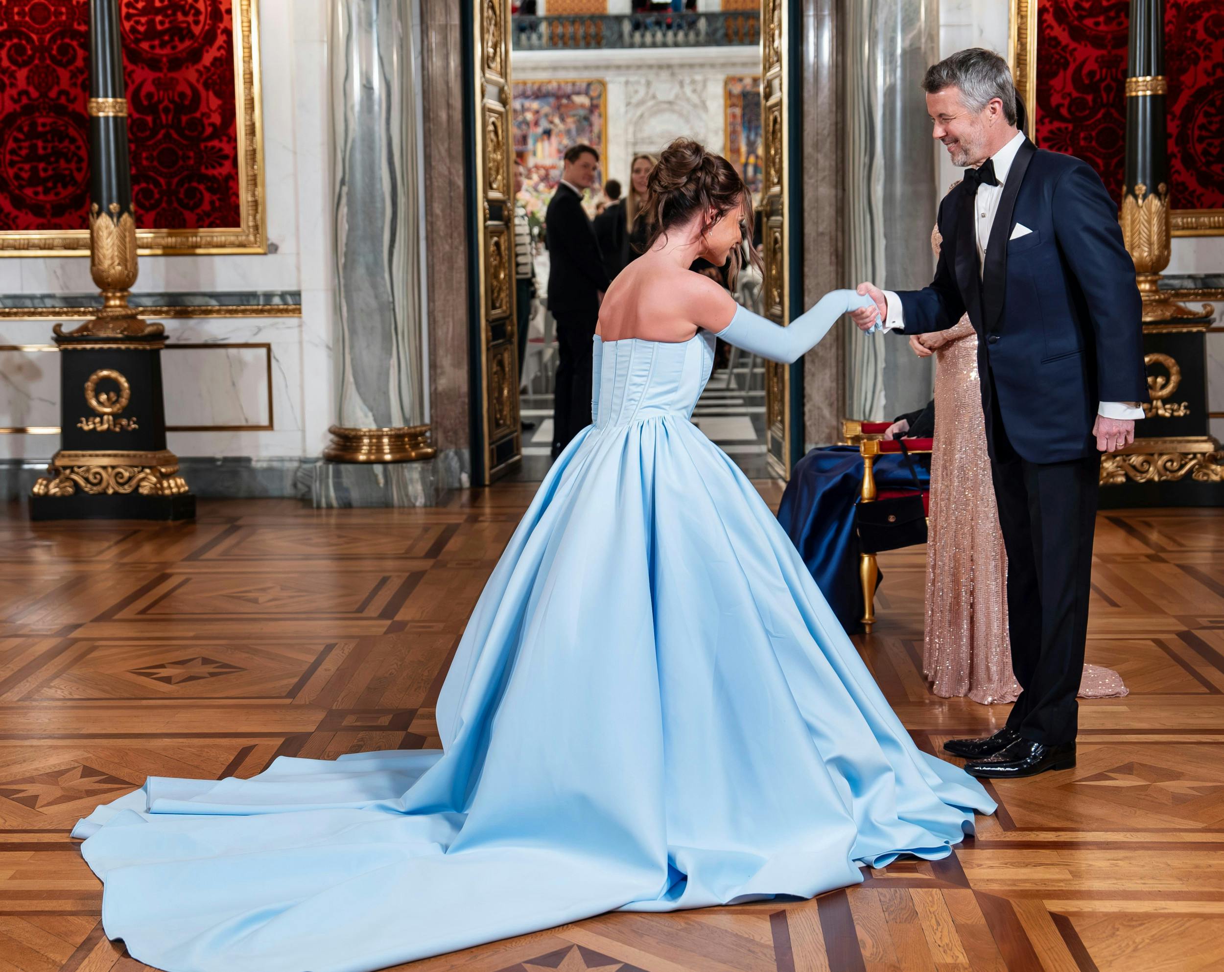 Da kong Frederik , 56, og dronning Mary , 53, i marts inviterede til kulturbal på Christiansborg, var Tessa inviteret med som gæst.