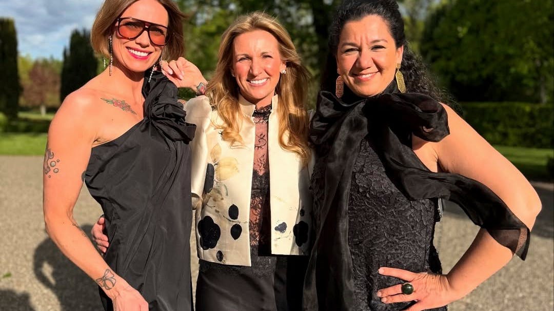 Solen skinnede i det sønderjyske, hvor designeren Dea Kudibal (i midten) havde sørget for, at gæsterne var flot klædt på til festlighederne.