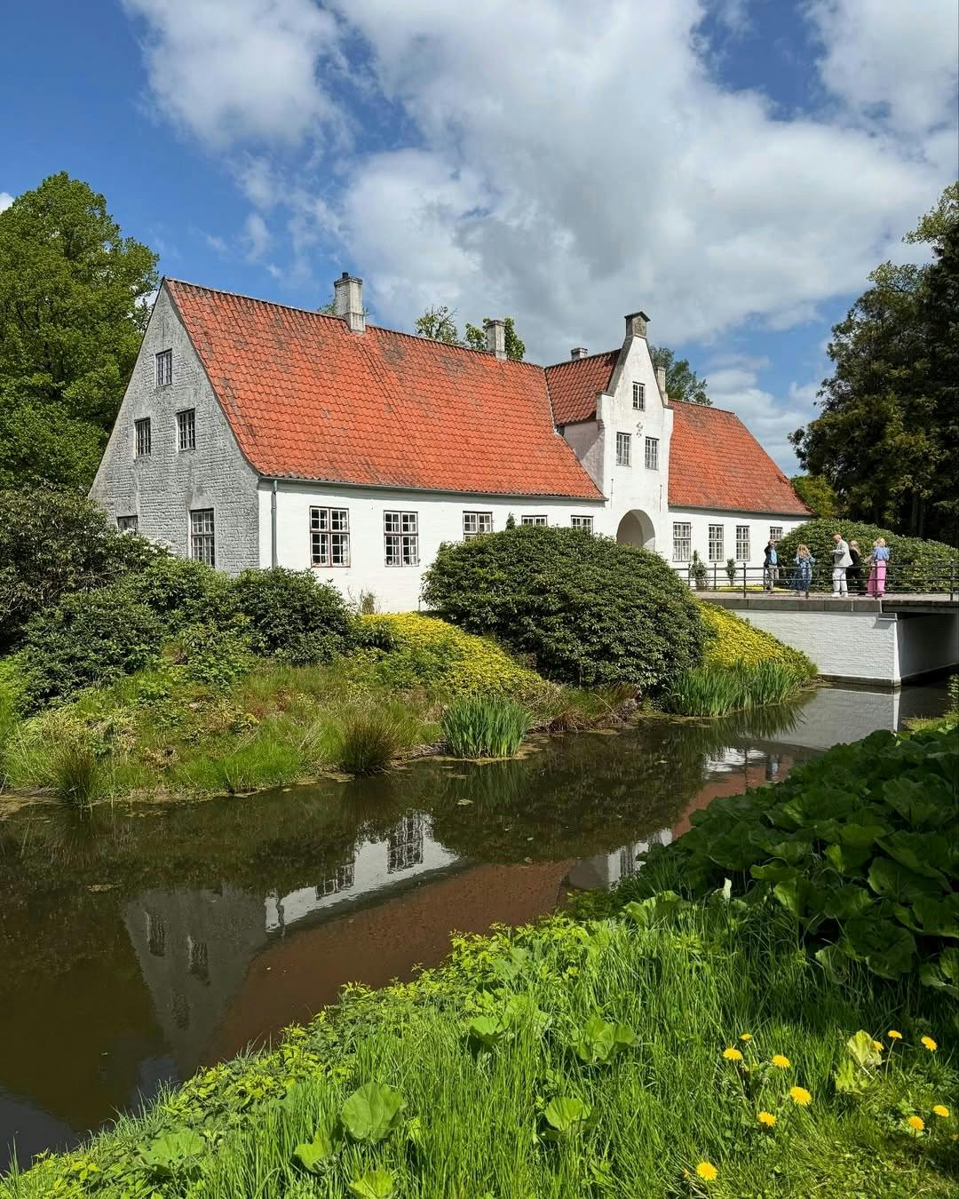 I 2014 solgte prins Joachim Schackenborg Slot til en fond – men han og familien lægger stadig vejen forbi. I dag bruger prins Joachim, prinsesse Marie og deres børn nemlig Schackenborg som familiens andet hjem.