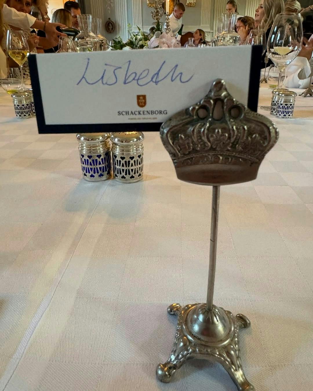 Selskabet nød deres middag til tonerne af opera.