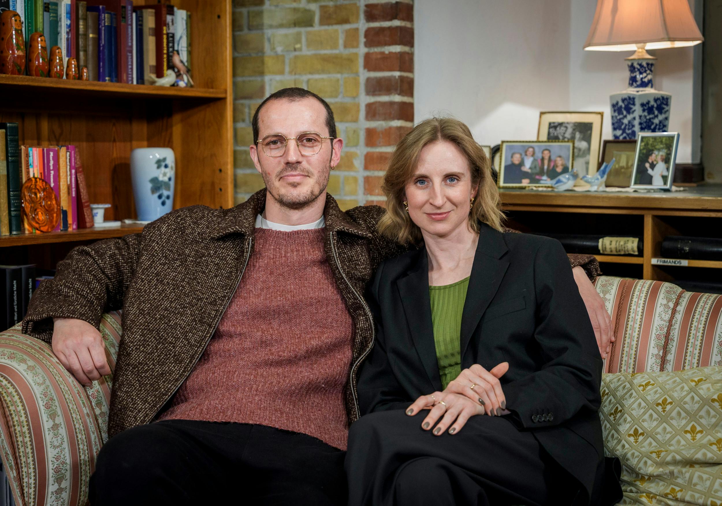 – Vi var klassekammerater på Statens Teaterskole. Det er jo underligt, at man kender hinanden så godt, fortæller han om samspillet med Rikke Eberhardt Isen , 36, som han er gift med i serien.