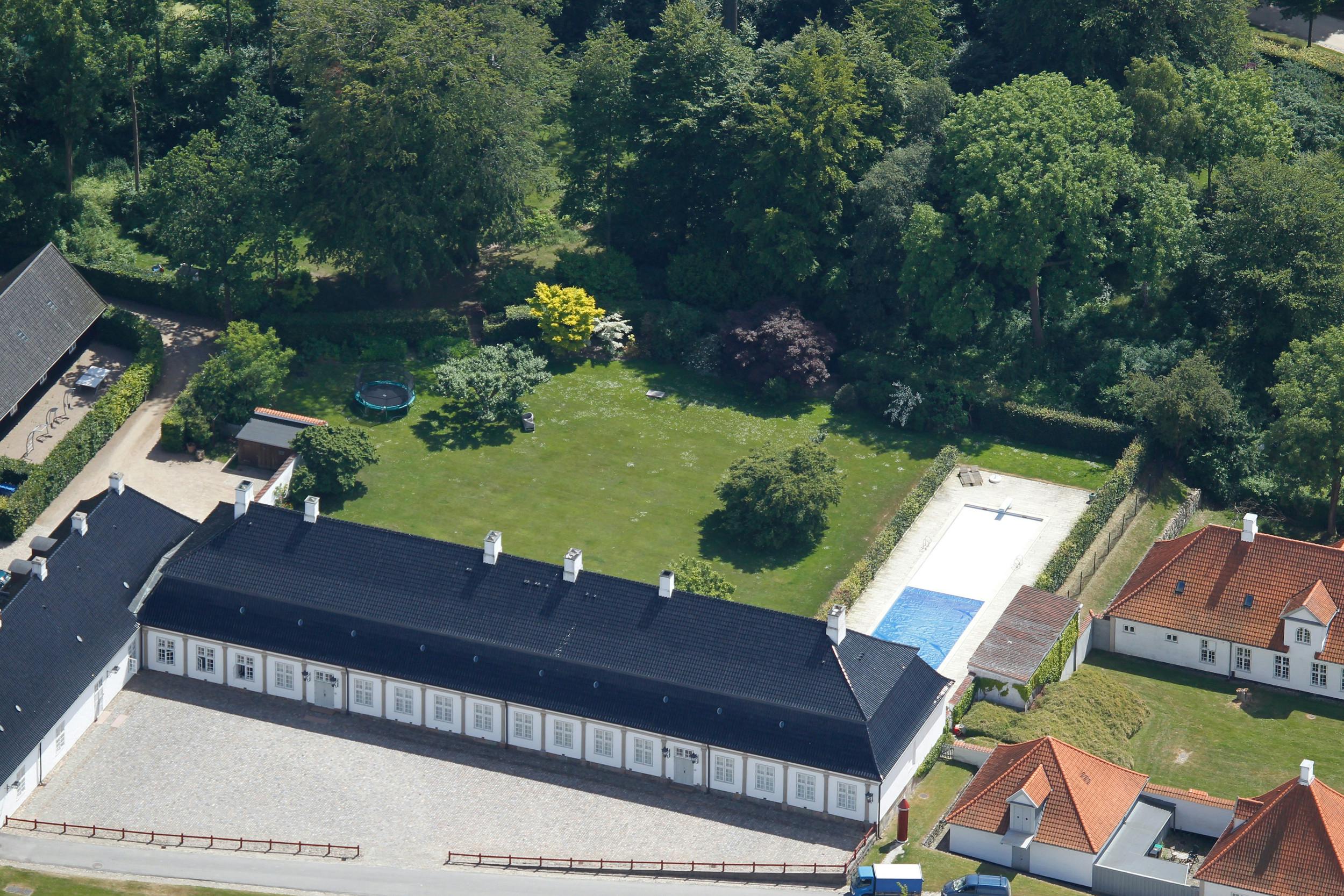 Det er i Kancellihuset på Fredensborg Slot, at kongeparret holder til.  