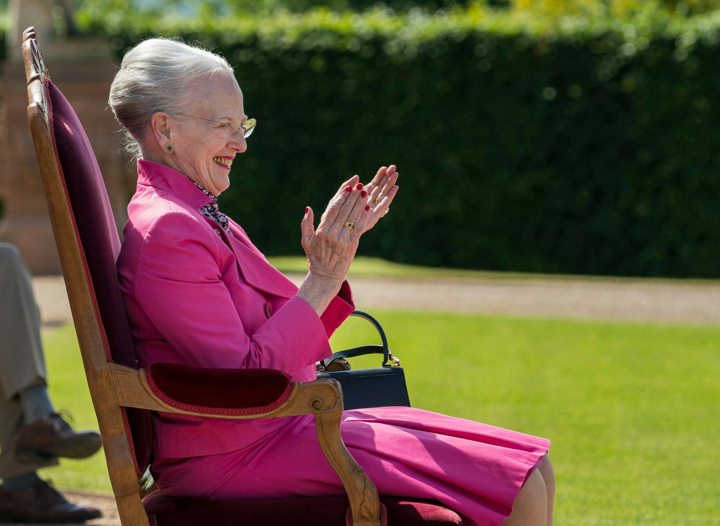 Lister kongeparret en tur rundt i slotshaven efter residensforlæggelsen til Fredensborg, risikerer de at støde ind i Margrethe.
