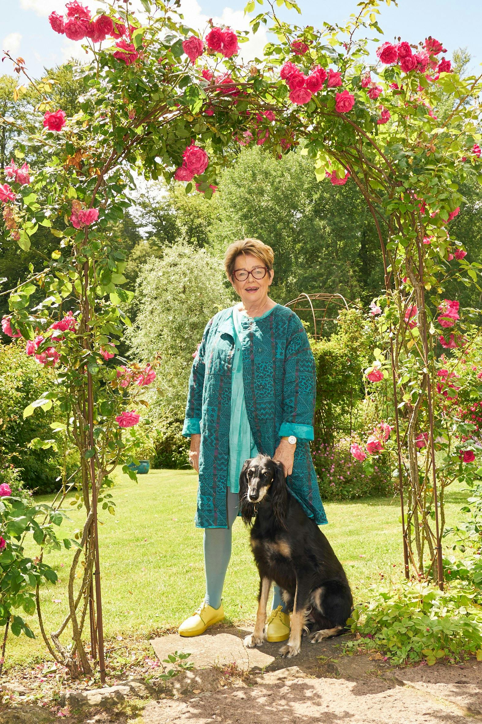 Ghita har tilbragt mange glade timer i sin legendariske have sammen med sine hunde. Aki blev den sidste i en lang række af afghanske mynder, som var skuespillerens foretrukne race.