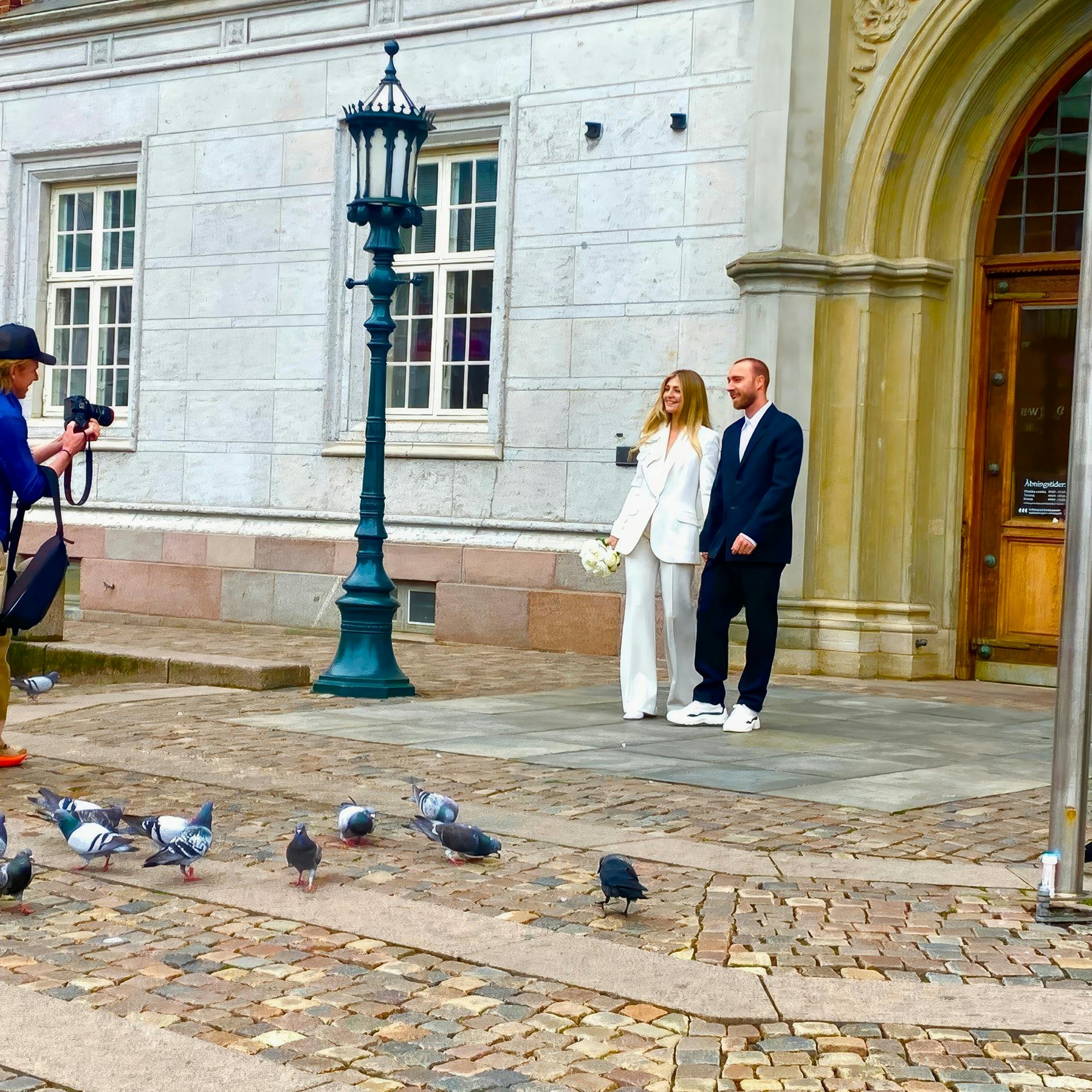 I smukke jakkesæt kom Sabrina Kvist Jensen , 32, og Christian Eriksen , 33, ud som nygifte fra Odense Rådhus.