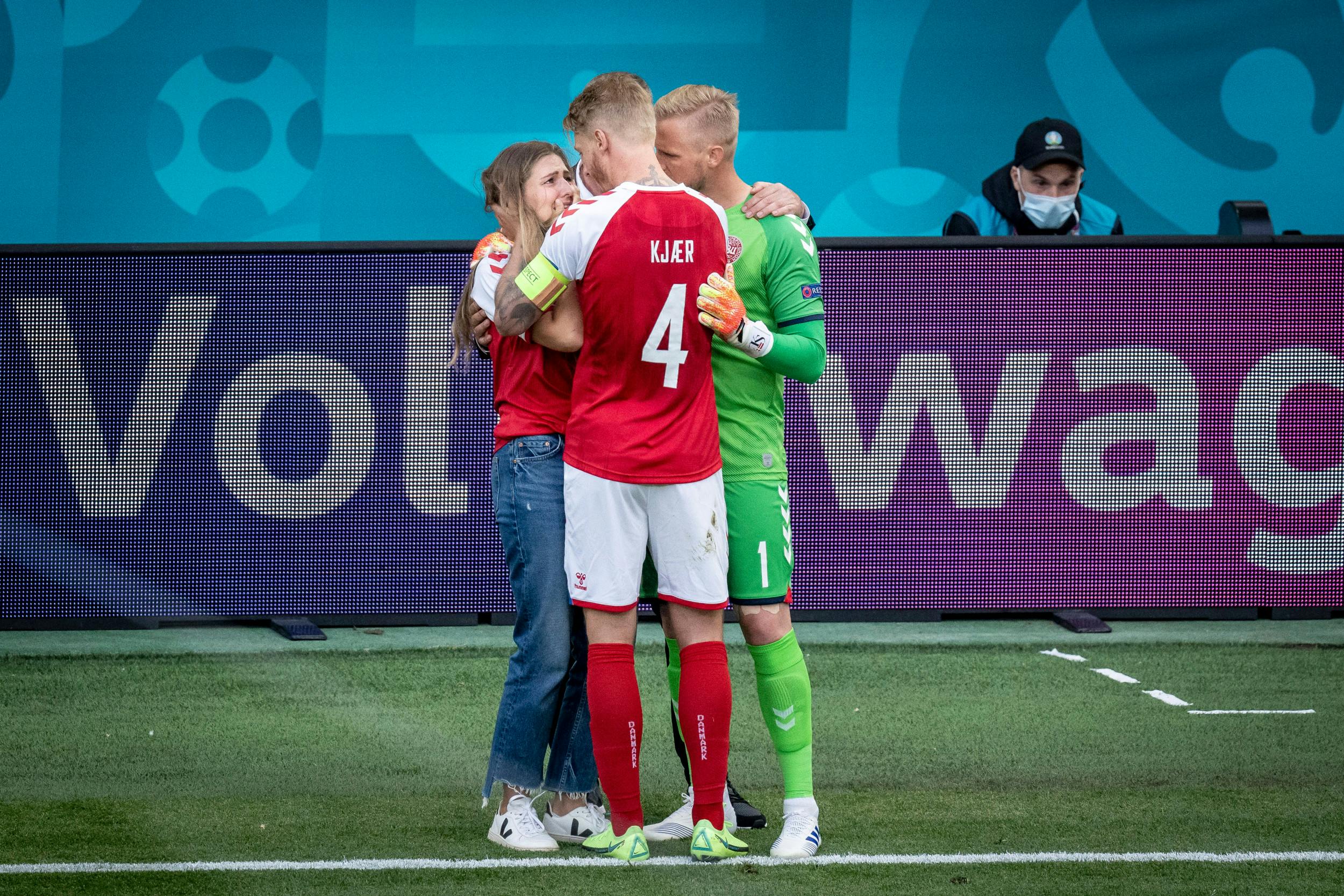 Sabrina styrtede panisk ned på banen, og hun blev trøstet af Simon Kjær og Kasper Schmeichel, mens hun ikke anede om sit livs kærlighed var i live.