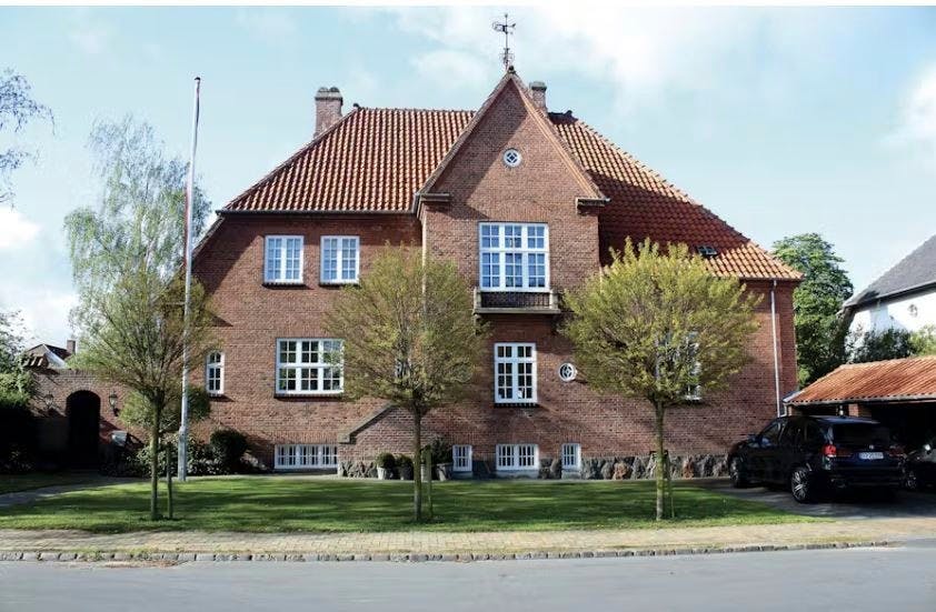 Det er denne 10-værelses rødstensvilla, som parret købte i Odense i 2019. 